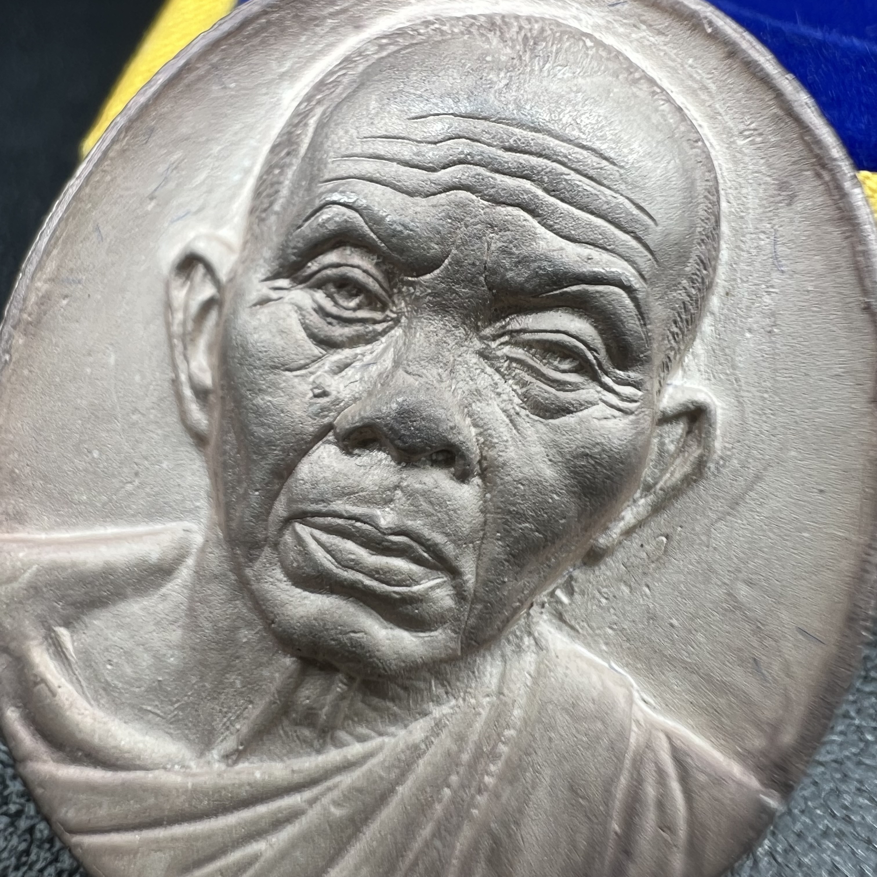 เหรียญรูปเหมือนพระญาณวิทยาคมเถร (หลวงพ่อคูณ ปริสุทโธ)ชุดกาญจนาภิเษกครองราชย์ครบ 50 ปี เนื้อเงิน วัดบวรนิเวศวิหาร ปี พ.ศ. 2538(จัดสร้างได้เหมือนหลวงพ่อคูณมาก มีรายละเอียดและความคมชัดสูง ลูกศิษย์ท่านไม่ควรพลาด วิจิตรศิลป์และพุทธศิลป์งดงาม)พิธีใหญ่