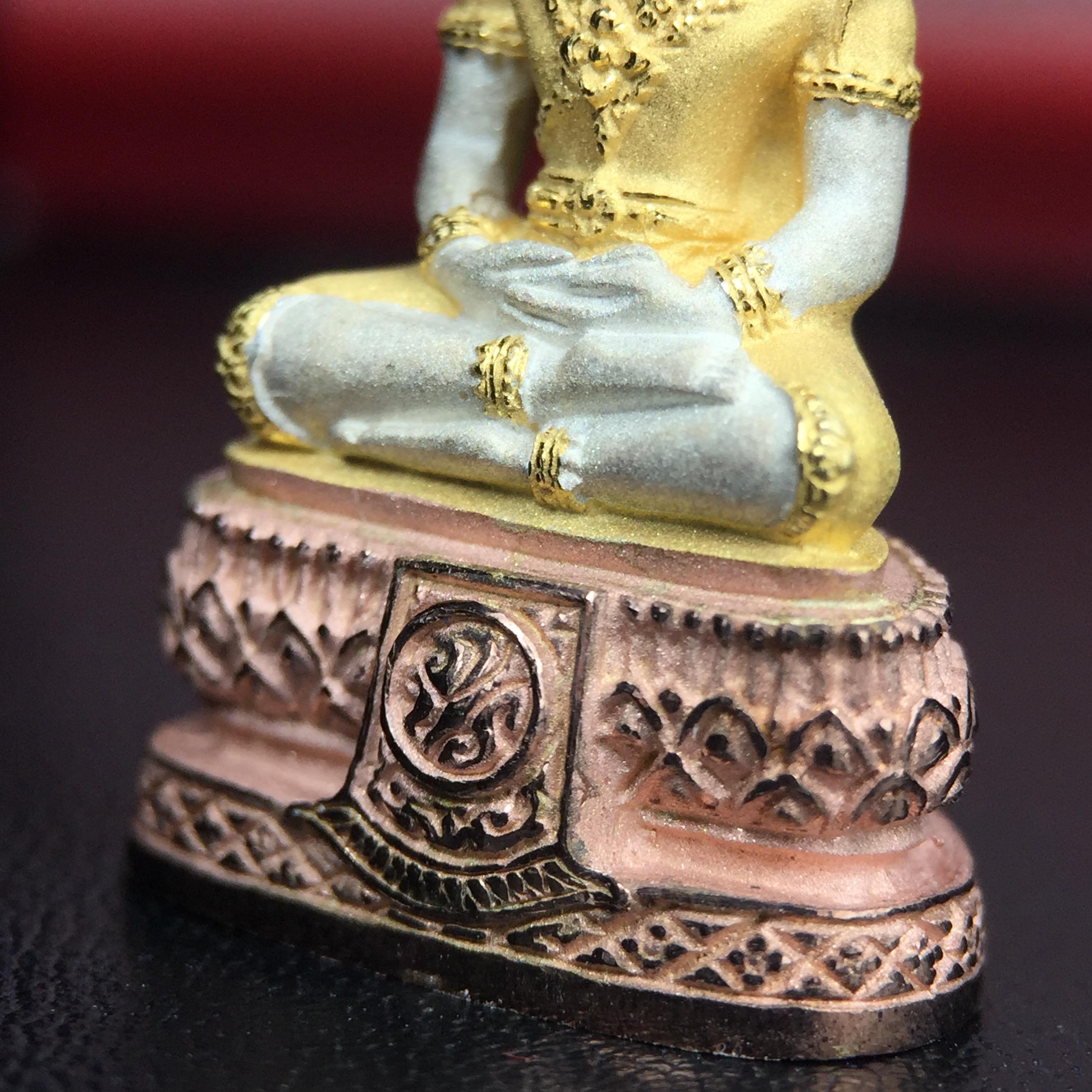 พระแก้วมรกต ภปร.(รุ่นแรก) ปี2545 จัดสร้างในมหาวโรกาส พระบาทสมเด็จพระเจ้าอยู่หัวรัชกาลที่ 9 ครบรอบ 75 พรรษา และฉลองกรุงรัตนโกสินทร์ครบ 220 ปี พิมพ์ลอยองค์ใหญ่ เนื้อเงินบริสุทธิ์ 92.5%(สามกษัตริย์) ขนาด 19*35 มม. พร้อมกล่อง สวยครบสมบูรณ์(องค์หมายเลข ๑๗๒๐)