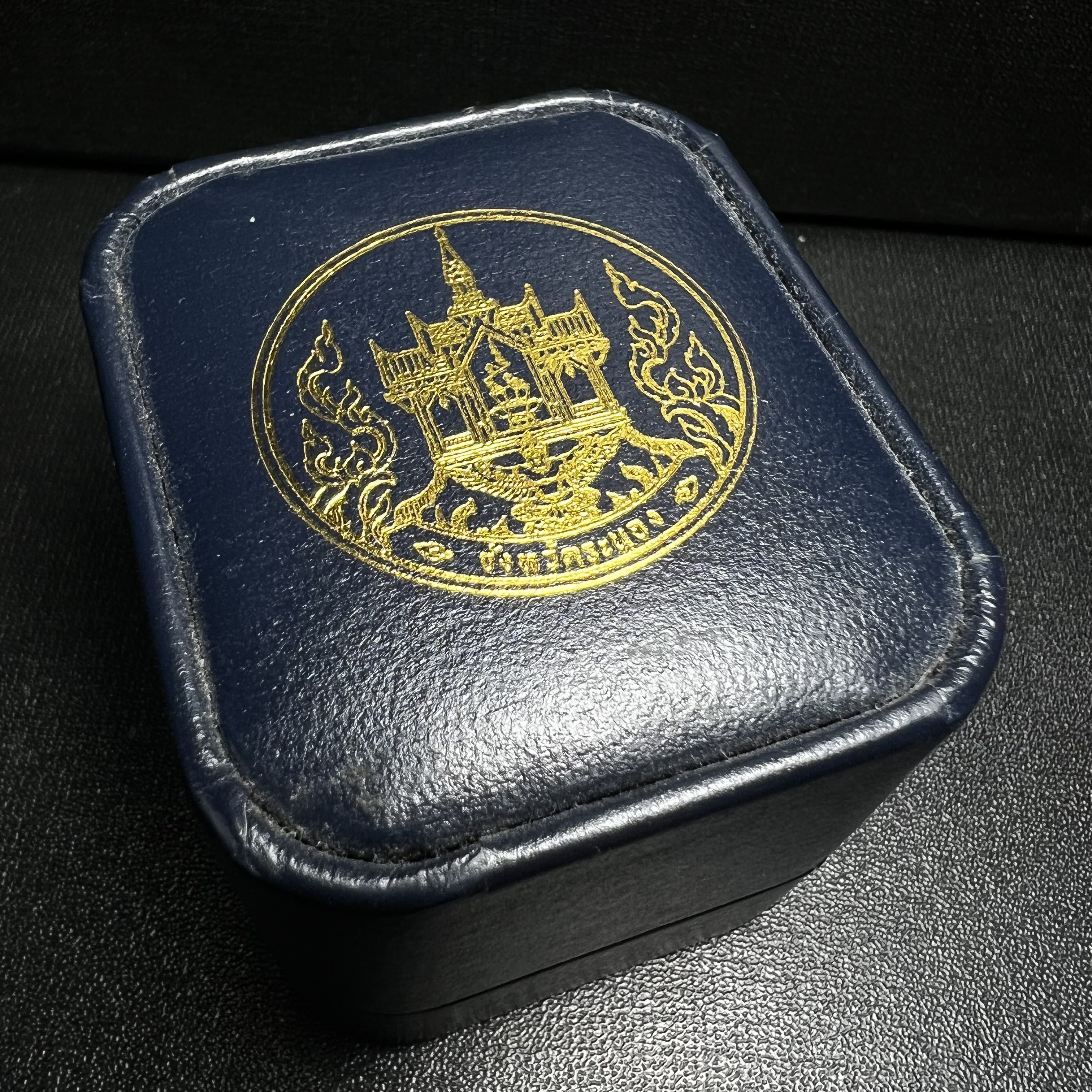 รูปหล่อลอยองค์พระโพธิสัตว์กวนอิม ทรงประทับมังกร จ.ระนอง เนื้อเงินสามกษัตริย์(พบเจอน้อยหายาก) พิมพ์ใหญ่(คัดสภาพผิวเดิม สวยงดงาม ทรงคุณค่า) เฉลิมฉลองในวโรกาสที่พระบาทสมเด็จพระเจ้าอยู่หัวทรงครองสิริราชสมบัติครบ 50 ปี จ.ระนอง พ.ศ.2539