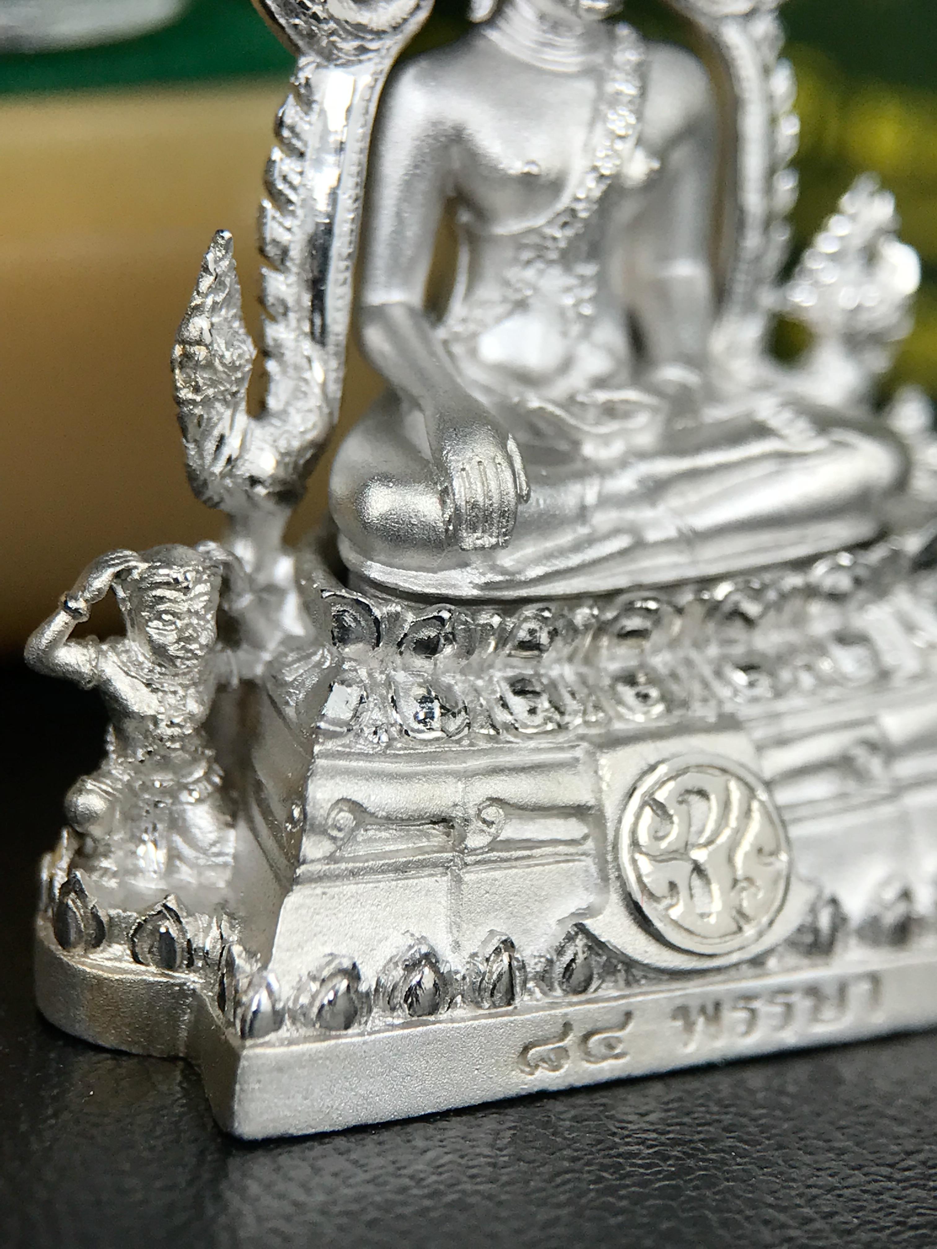 พระพุทธชินราช ภปร. 84 พรรษาในหลวงรัชกาลที่ 9 ปี 2554 พิมพ์กลางขนาดหน้าตัก 1/2 นิ้ว(สูง 3.8 ซม.) เนื้อเงินชุบทองคำขาว(สภาพผิวเดิมสวย) (พระราชทานมวลสาร จิตรลดาและเส้นพระเจ้า(เส้นผม)รัชกาลที่9)พุทธศิลป์ทรงคุณค่าอีกหนึ่งรุ่นยอดนิยม(องค์หมายเลข ๒๔๐๐)