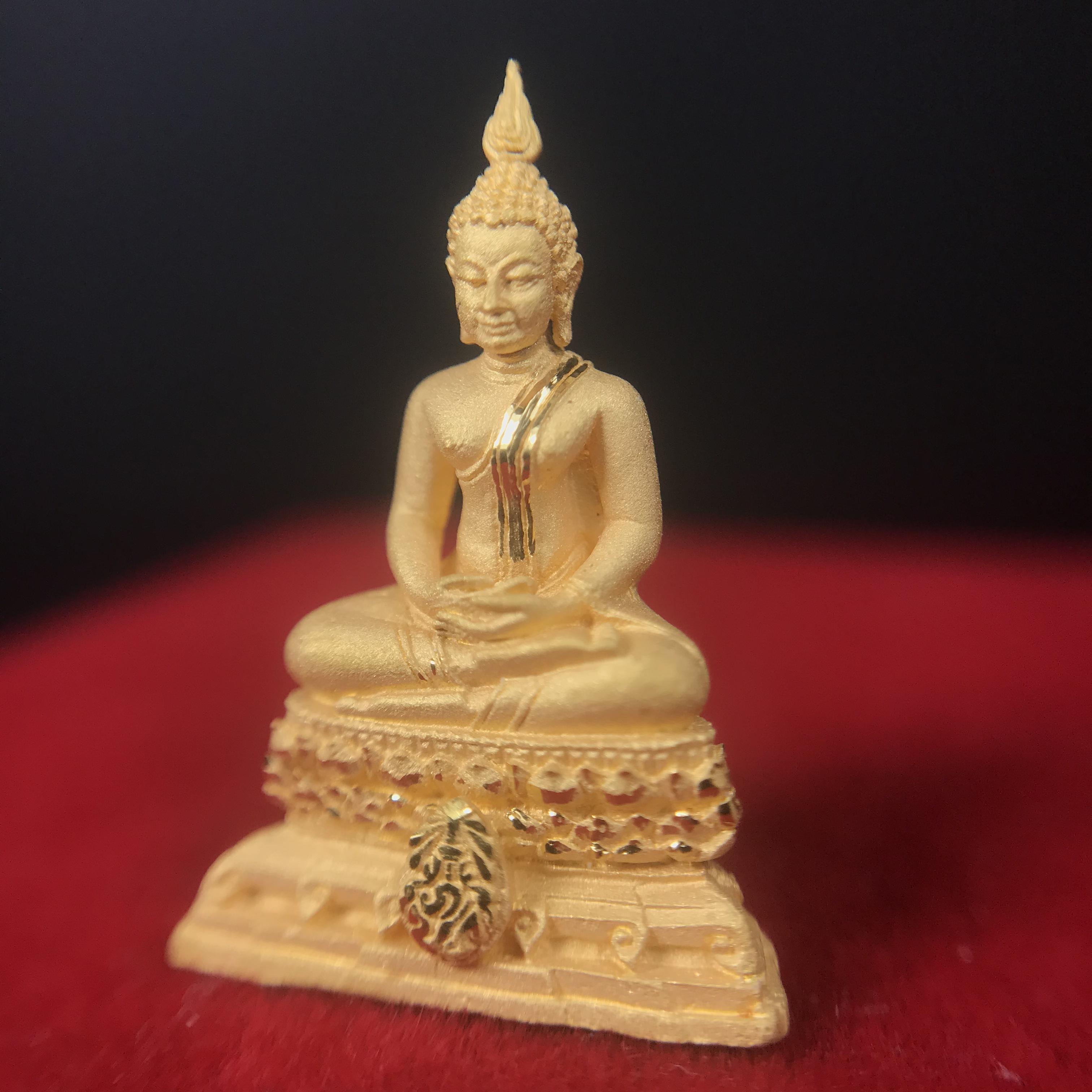 พระชัยวัฒน์พุทธสิหิงค์ ภปร. รุ่นสร้างหอพระธรรมศาสตร์ ปี2542 เนื้อทองคำ(5.9 กรัม) มหาพิธี 3วาระอันยิ่งใหญ่(1ใน5000องค์)