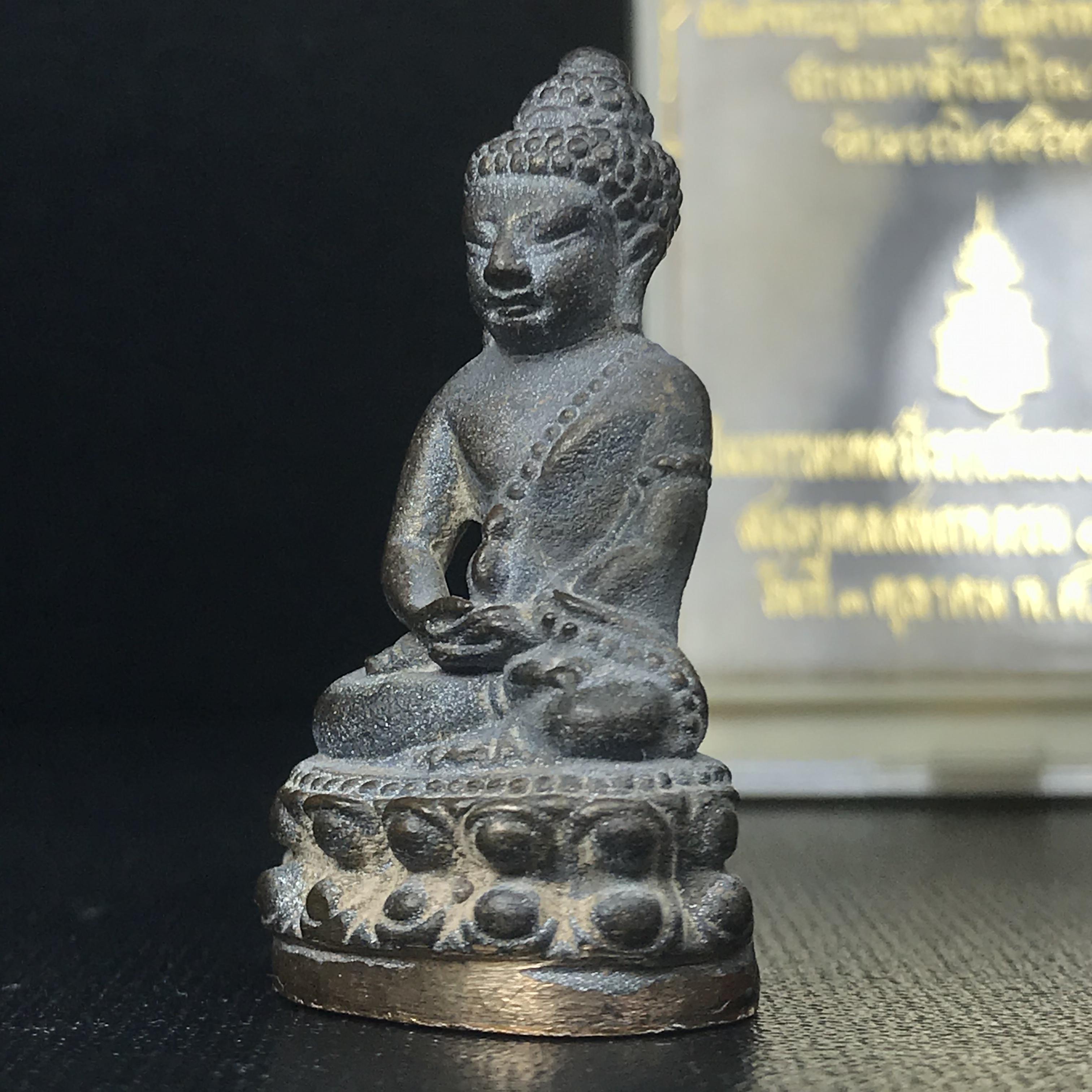 พระกริ่งชินบัญชรฉลองพระชันษา 100 ปี สมเด็จพระญาณสังวร วัดบวรนิเวศวิหาร ปี 2556 เนื้อนวโลหะผสมทองคำก้นทองแดง พิธีใหญ่ มวลสารเด่น นิยม(1 ใน 2556 องค์)