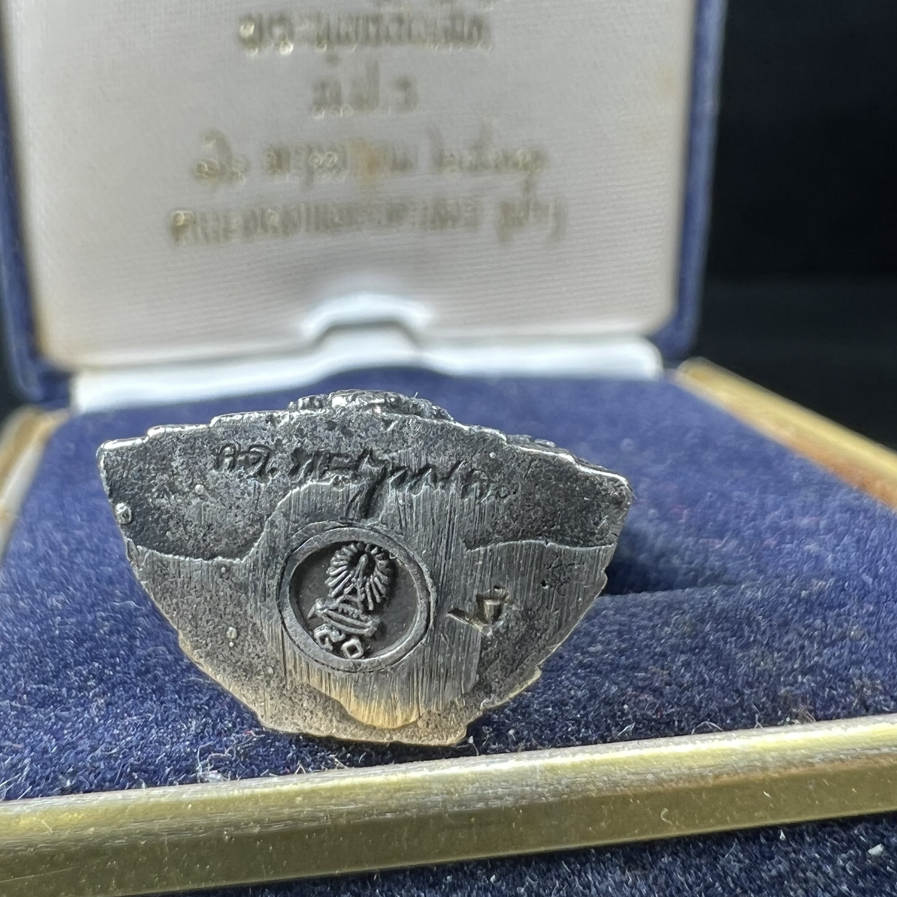 พระกริ่งพระพุทธชินสีห์ ภปร ทันโตเสฏโฐ ปี 2533 เนื้อเงิน (วัตถุมงคลหนึ่งเดียวที่บรรจุพระทนต์(ฟัน)ในหลวงรัชกาลที่9 พระราชทานให้จัดสร้าง)(1ใน1999องค์)