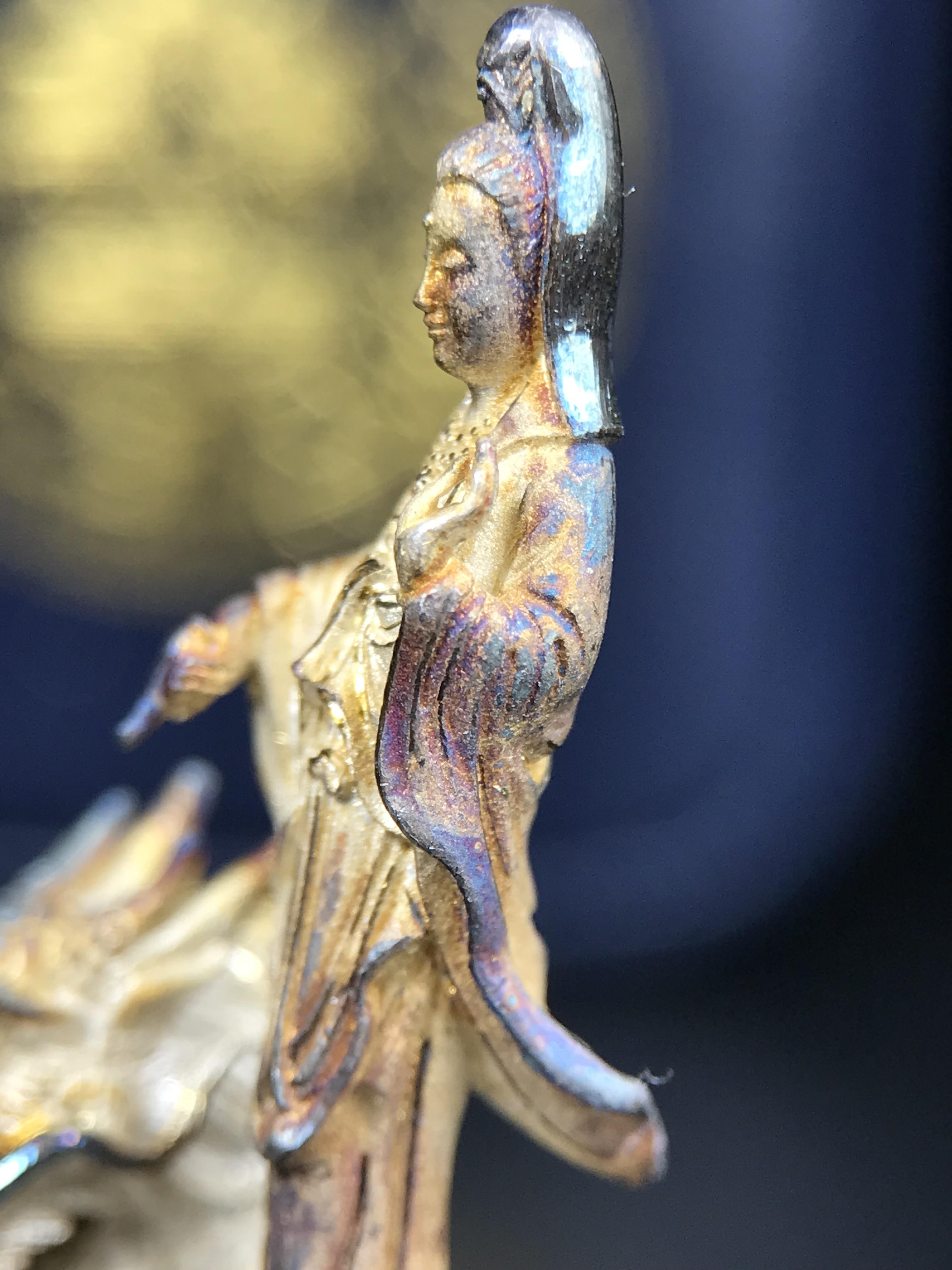 รูปหล่อลอยองค์พระโพธิสัตว์กวนอิม ทรงประทับมังกร จ.ระนอง ปี 2539 เนื้อเงิน พิมพ์ใหญ่(ผิวรุ้งไฟ)(สภาพผิวเดิมขึ้นสีรุ้งธรรมชาติสวยแบบนิยม)(เสน่ห์พระเนื้อเงินสีสันที่ธรรมชาติสรรค์สร้าง)เฉลิมฉลองในวโรกาสที่พระบาทสมเด็จพระเจ้าอยู่หัวทรงครองสิริราชสมบัติครบ50ปี