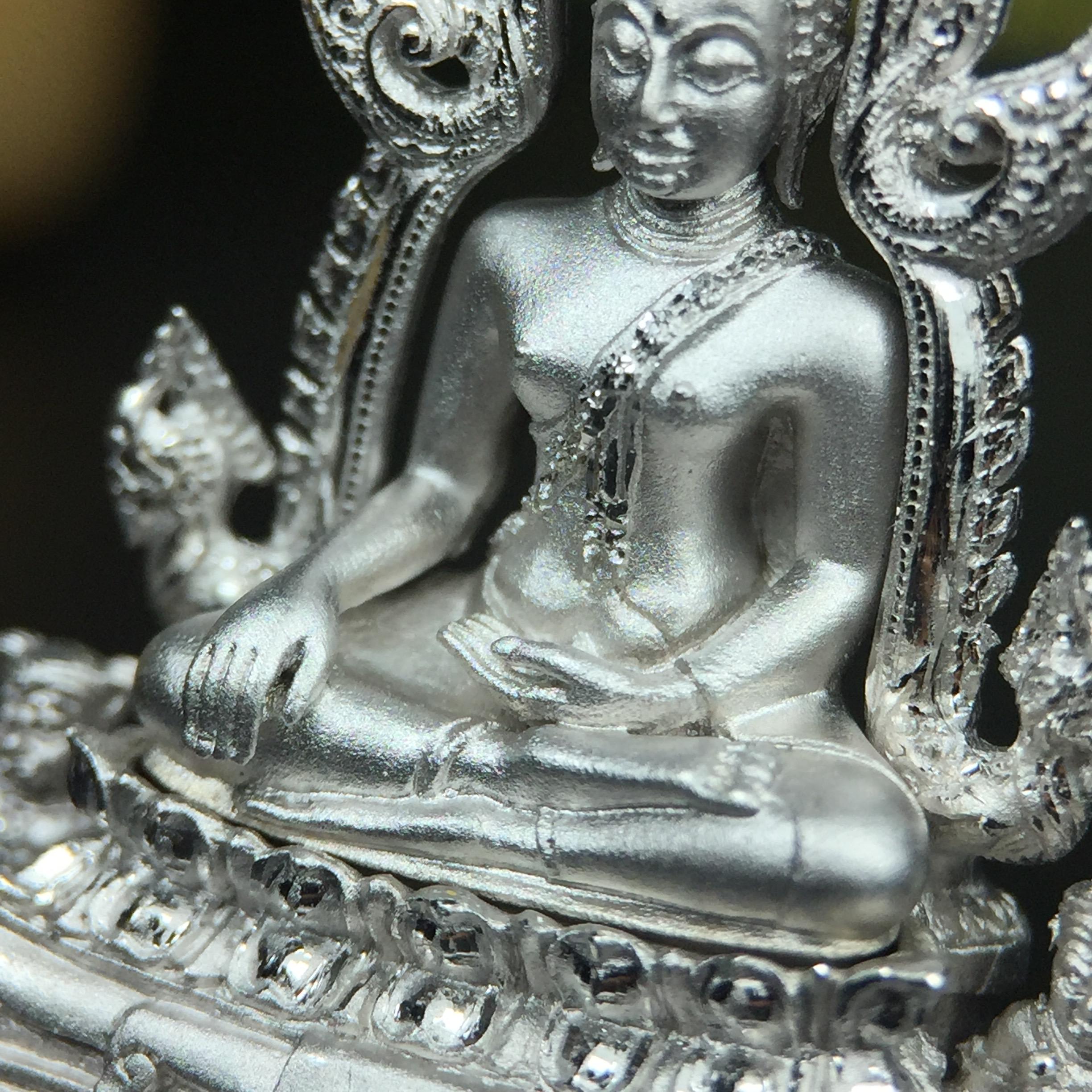 พระพุทธชินราช(จำลอง) ภปร. 84 พรรษา ปี 2554 เนื้อเงินชุบทองคำขาว พิมพ์กลางขนาดหน้าตัก 1/2 นิ้ว(พระราชทานมวลสาร จิตรลดาและเส้นพระเจ้า(เส้นผม)รัชกาลที่9)พุทธศิลป์ทรงคุณค่าอีกหนึ่งรุ่นยอดนิยม(องค์หมายเลขสวย เลขคู่ 1155)