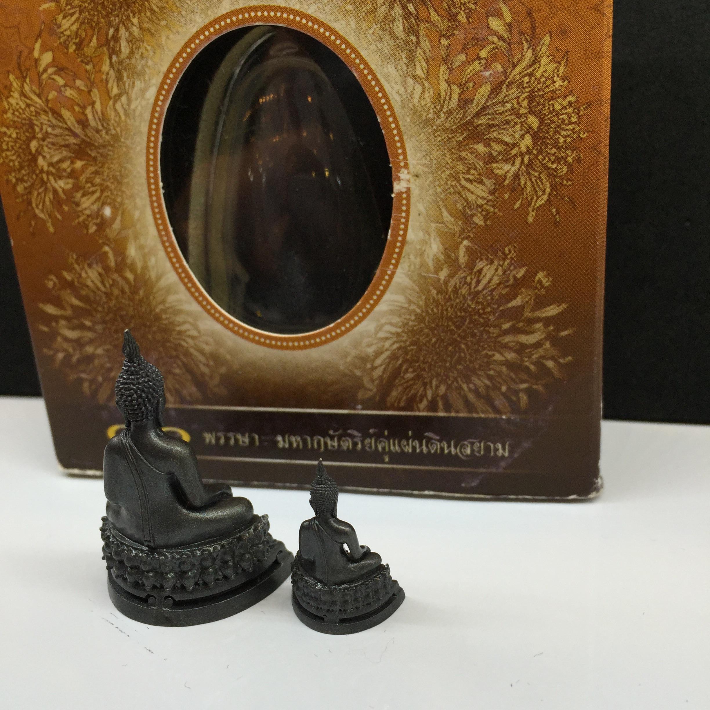 พระกริ่ง-พระชัยวัฒน์ พระพุทธรูปคุ้มเกล้า รุ่นเย็นศิระเพราะพระบริบาล 80พรรษา มหากษัตริย์คู่แผ่นดินสยาม เนื้อนวโหละรมดำ
