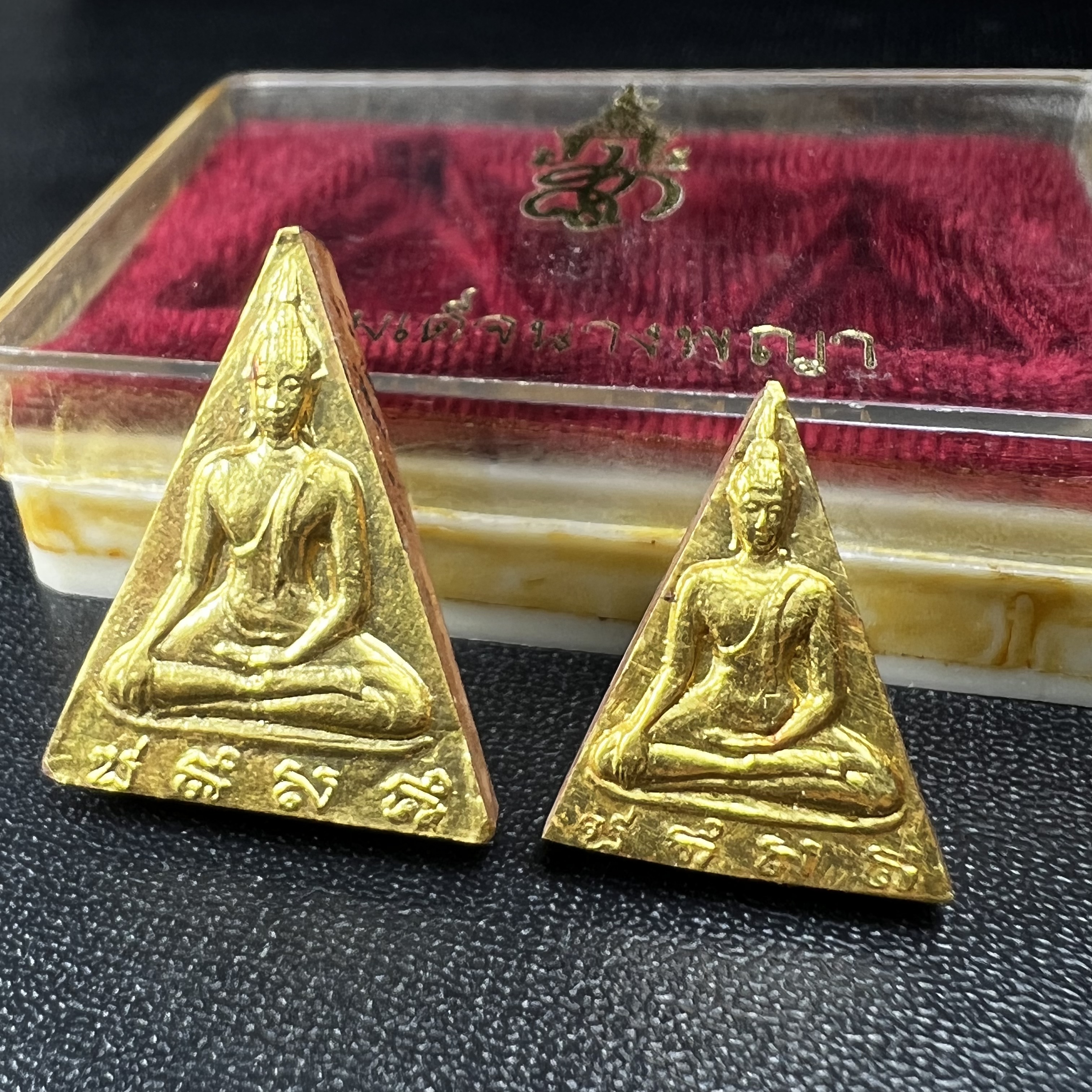 พระสมเด็จนางพญา สก. วัดบวรนิเวศวิหาร ปี2519 ชุดพิเศษกรรมการ หน้ากากทองคำ พิมพ์ใหญ่-เล็กกล่องบรรจุเดิม(ในหลวงรัชกาลที่9และสมเด็จพระราชินี เสด็จร่วมในพิธี)(พิธีใหญ่)(มวลสารดี)(พบเจอและหายากที่สุดในรุ่น)