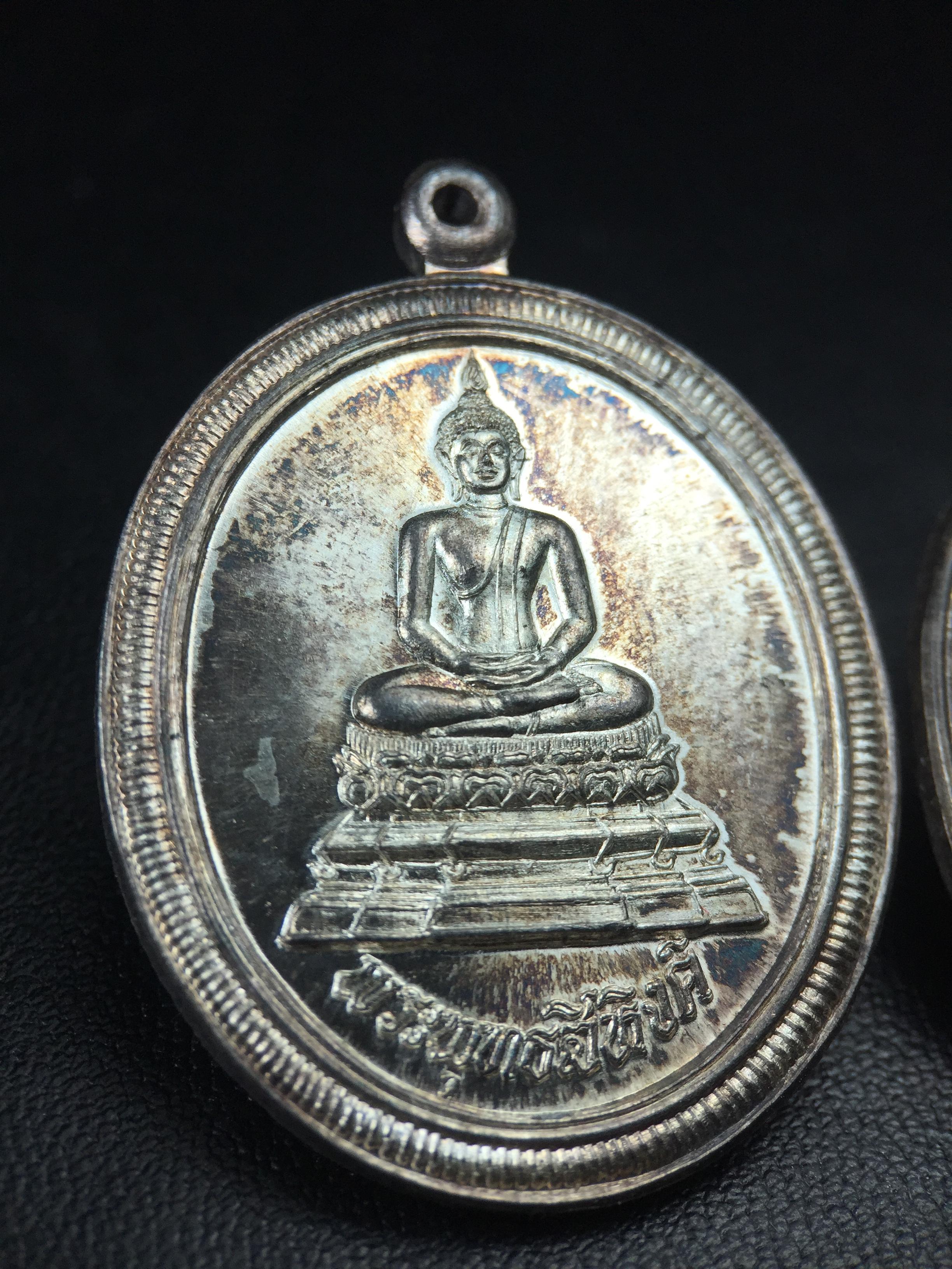 เหรียญพระพุทธสิหิงค์ ภปร. รุ่นมหาลัยธรรมศาสตร์ 60ปี พ.ศ.2537 พิมพ์ใหญ่+พิมพ์เล็ก เนื้อเงินผิวเดิมๆขึ้นสีรุ้งๆสวยมาก(ในหลวงรัชกาลที่9เสด็จในพิธี)(พิธีใหญ่ เกจิที่มีชื่อเสียงมาร่วมปลุกเสกจำนวนมาก ชนวนมาลสารเก่าเข้มขลัง )ของดีธรรมศาสตร์ที่ศิษย์เก่าไม่ควรพลาด