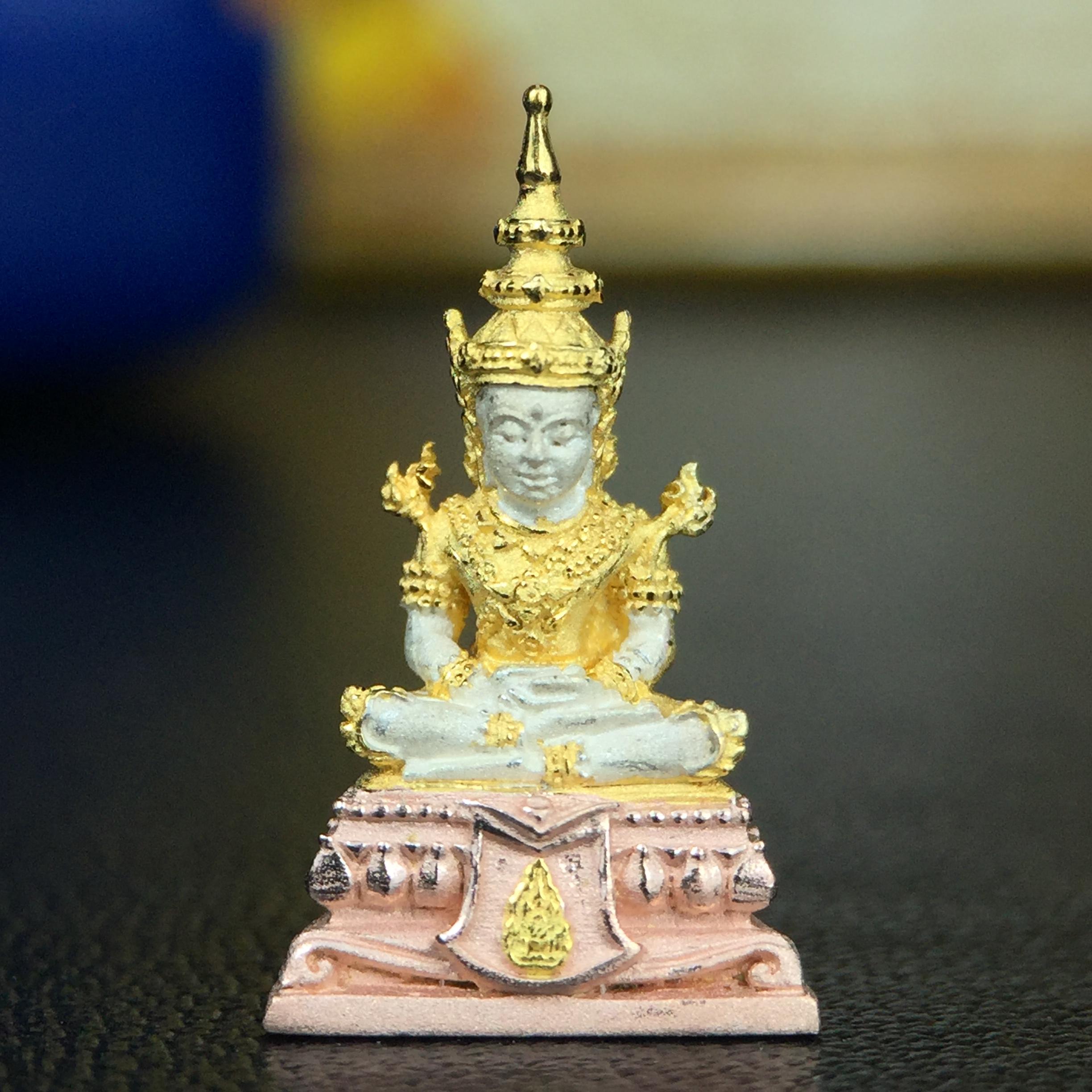 พระแก้วมรกต(จำลอง)ลอยองค์ ขนาดหน้าตัก 1/4 นิ้ว ทรงเครื่องฤดูร้อน เนื้อเงินสามกษัตริย์ ตราสัญลักษณ์ฉลองสิริราชสมบัติครบ 60 ปี พ.ศ.2549(สภาพสวย ครบ สมบูรณ์)