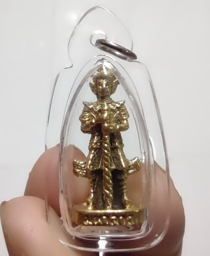 พระเครื่อง ท้าวเวสสุวรรณ สองหน้า หน้าเทพ หน้ายักษ์ เนื้อทองเหลือง อัดกรอบพลาสติกกันน้ำ ขนาด 4 ซม.