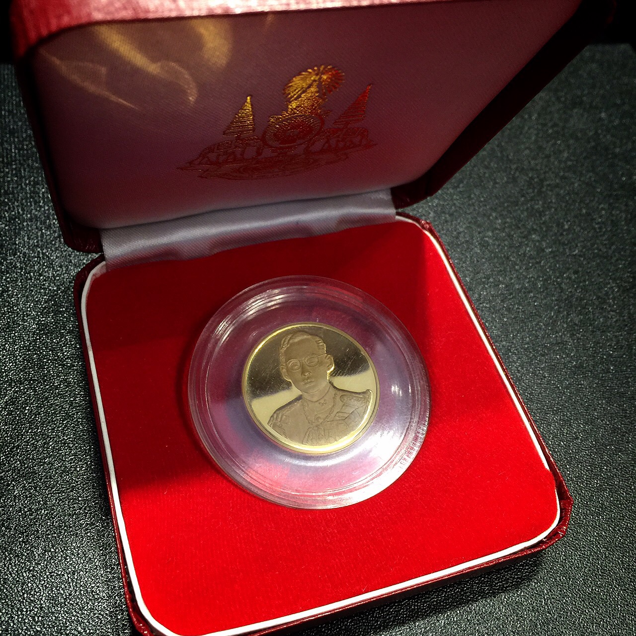 เหรียญที่ระลึกเนื่องในวโรกาสฉลองสิริราชสมบัติครบ 50 ปี เนื้อทองคำขัดเงา