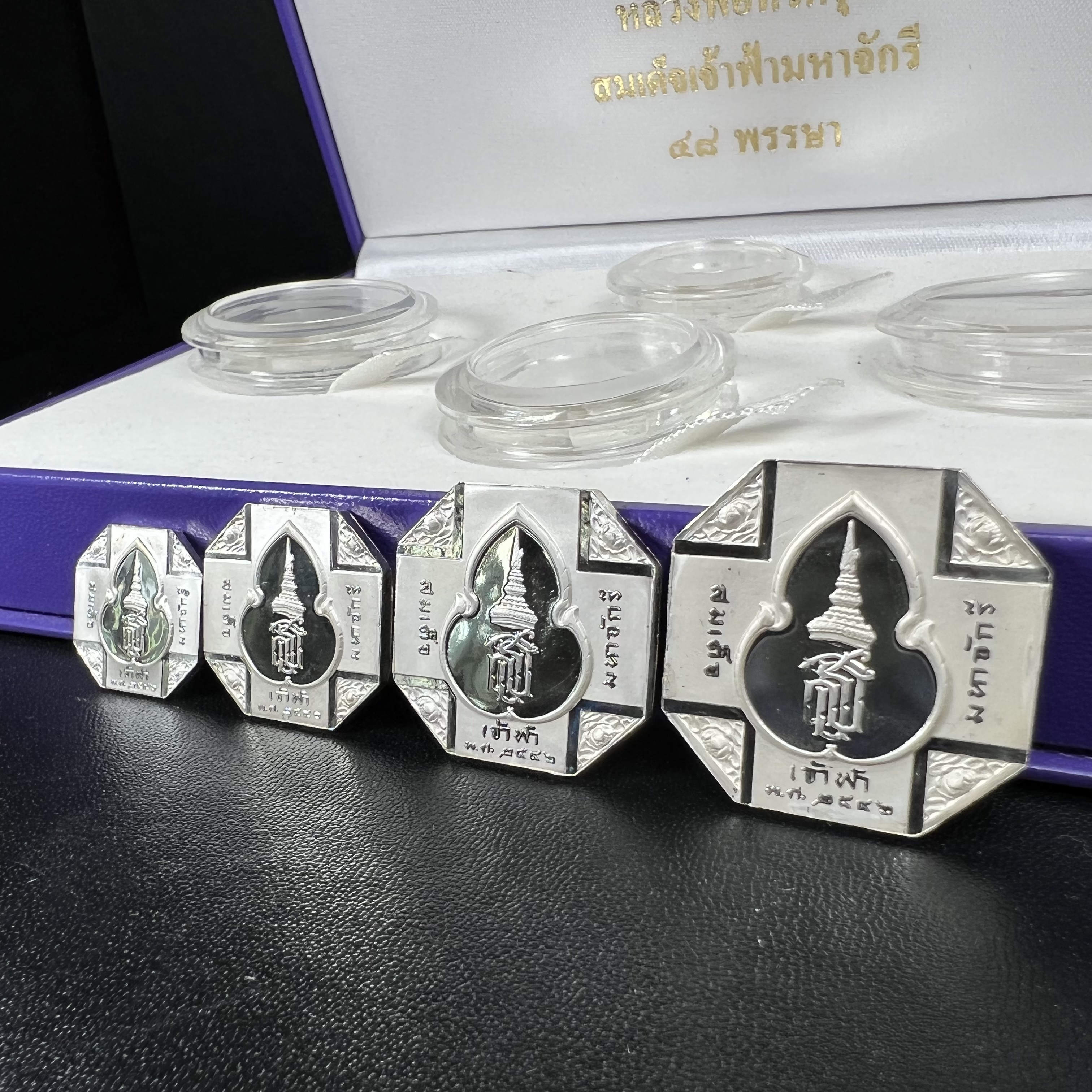 เหรียญหลวงพ่อทวด รุ่นสมเด็จเจ้าฟ้ามหาจักรี 48พรรษา โดยสภากาชาดไทย ปี2546 ชุดเหรียญเนื้อเงิน4ขนาด(ครบชุดพร้อมกล่องบรรจุเดิม)หายาก