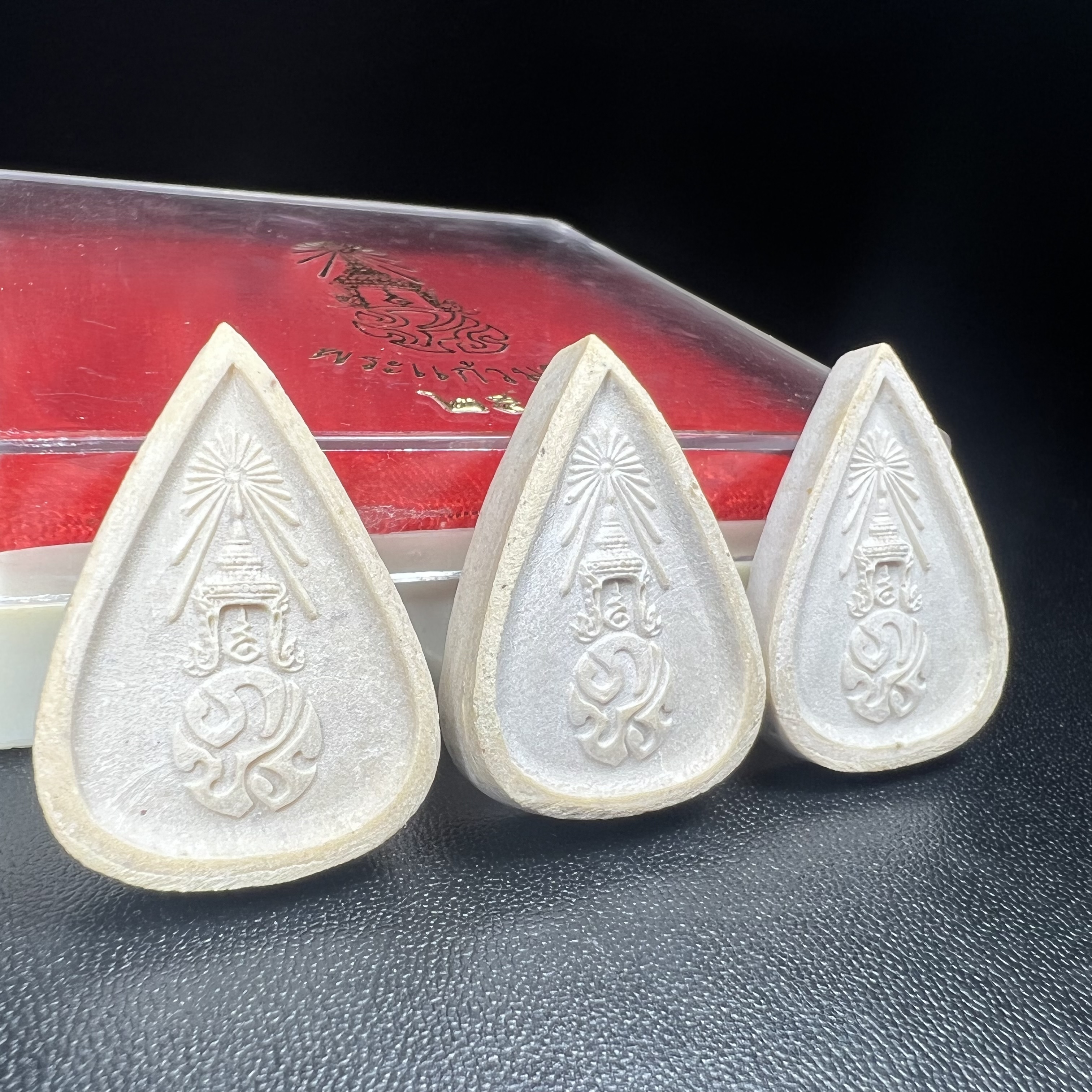 พระแก้วมรกต หลัง ภปร. เนื้อผง ปี2530 พระดี พิธีใหญ่ ประกอบพิธีพุทธาภิเษกพร้อมกับพิธีพระกริ่งปวเรศ ปี2530 วัดบวรนิเวศและวัดพระแก้ว(ครบชุดสามฤดูกล่องเดิมครบ)หายาก