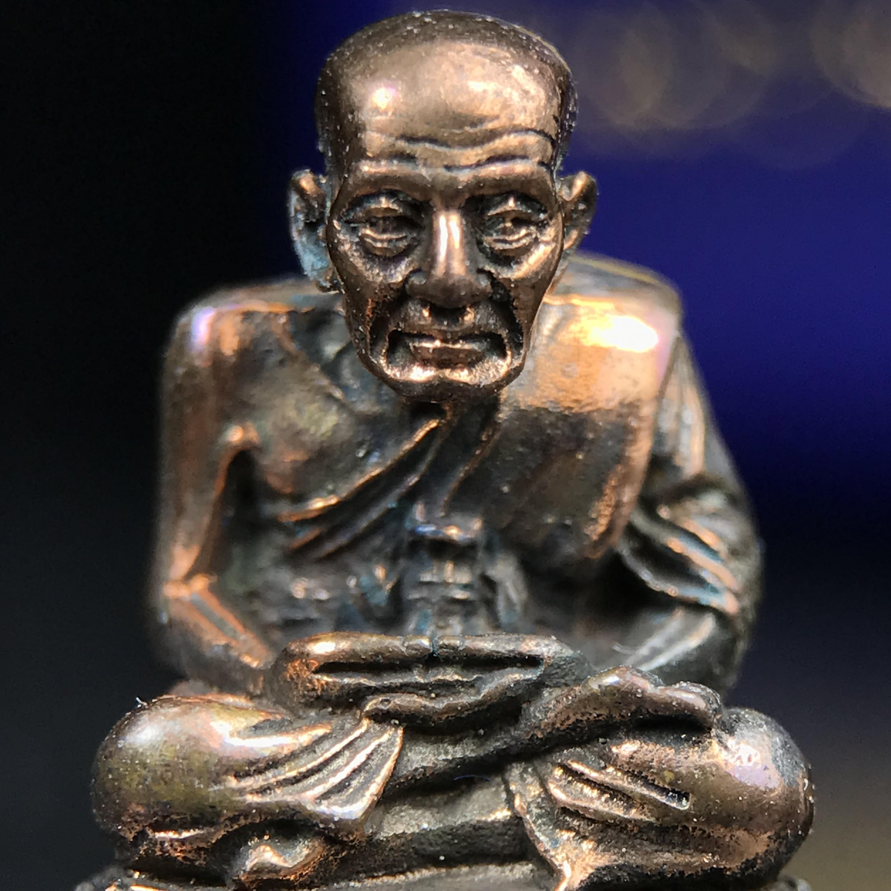 รูปเหมือนหล่อลอยองค์หลวงปู่ทวด รุ่น 111ปี กระทรวงกลาโหม เนื้อนวโลหะรมดำ-ปัดเงา ปี2540 พิธีใหญ่ เข้มขลัง นิยม พร้อมกล่องบรรจุเดิม(คัดสภาพสวยผิวเทพๆผิวรุ้งๆ)ทั้งพิธีทั้งพุทธศิลป์ทรงคุณค่าอีกหนึ่งรุ่นยอดนิยม