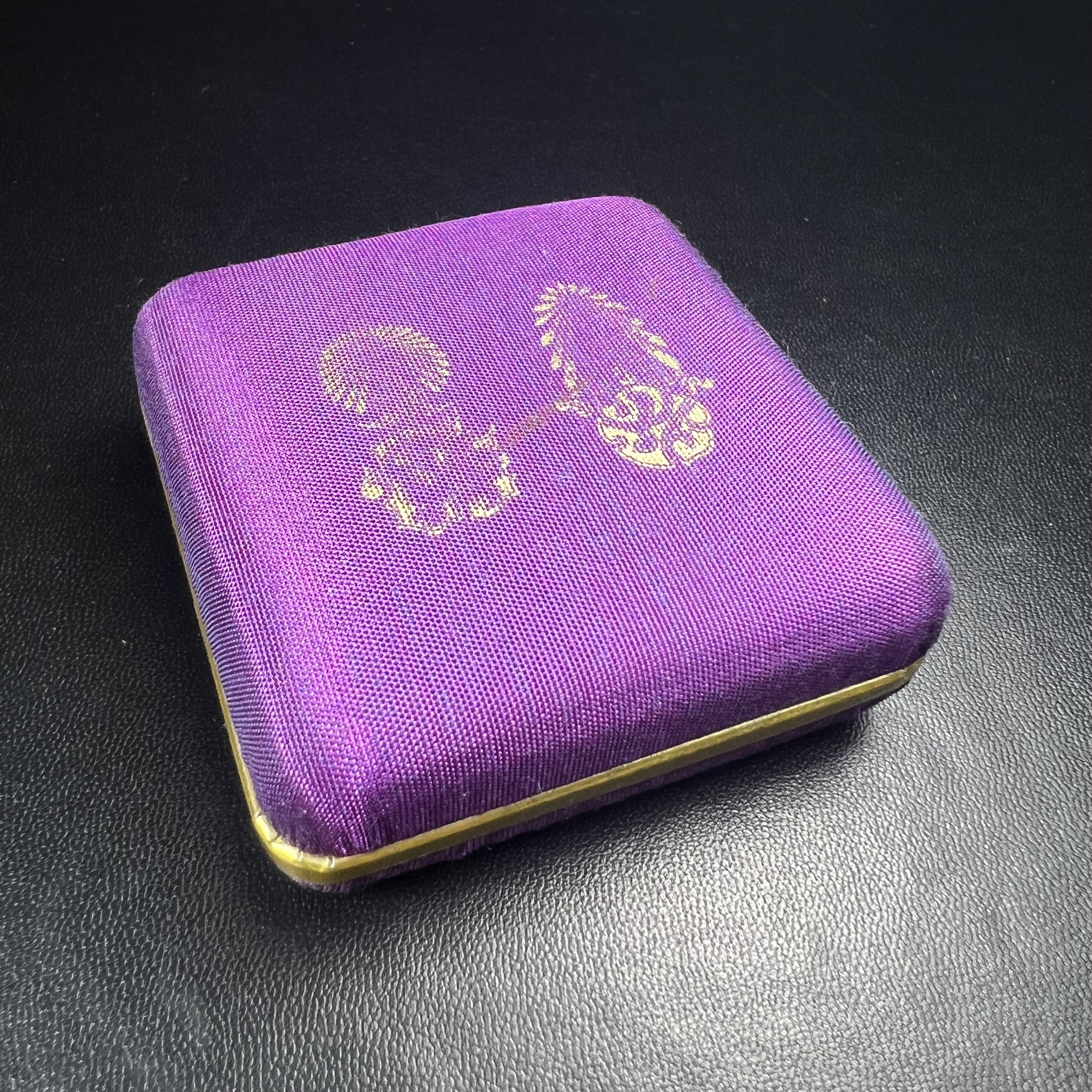 พระกริ่งพระพุทธนรสีห์ จปร.+ภปร. ครบรอบ 100 ปี ธนาคารไทยพาณิชย์ เนื้อนวโลหะ ปี 2550 สมเด็จพระเทพรัตนราชสุดาฯ เสด็จเป็นองค์ประธานในพิธีเททอง(พุทธศิลป์งดงาม)ด้านหน้าฐานประดับด้วยตราสัญลักษณ์พระปรมาภิไธยย่อ "จปร" และ "ภปร" เคียงคู่กันเป็นค