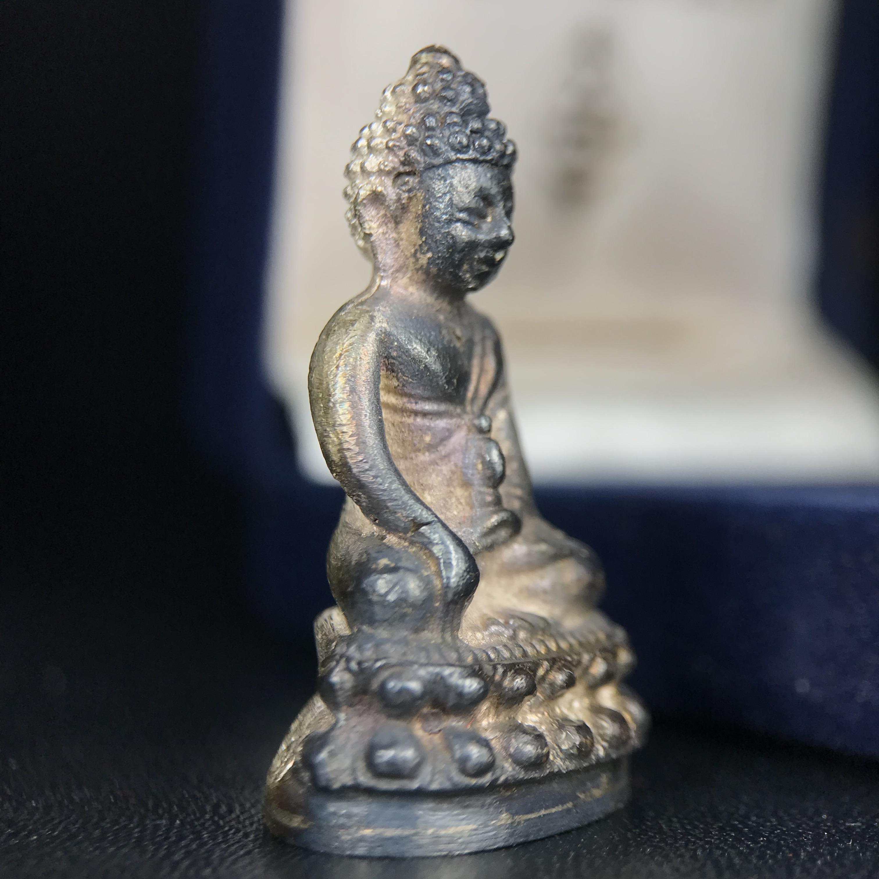 พระกริ่งศาสดา ภปร. วัดบวรนิเวศวิหาร ปี 2532 จัดสร้างในโอกาสสองทศวรรษรามาธิบดี เพื่อศูนย์การแพทย์สิริกิติ์ เนื้อเงิน(ผิวเดิมสวยงาม) (พิธีใหญ่ มวลสารมงคล สวยงามเข้มขลัง)สมเด็จพระญาณสังวร สมเด็จพระสังฆราชฯเสด็จเททอง***ตอกโค๊ตหมายเลข ๑๙๙๔***