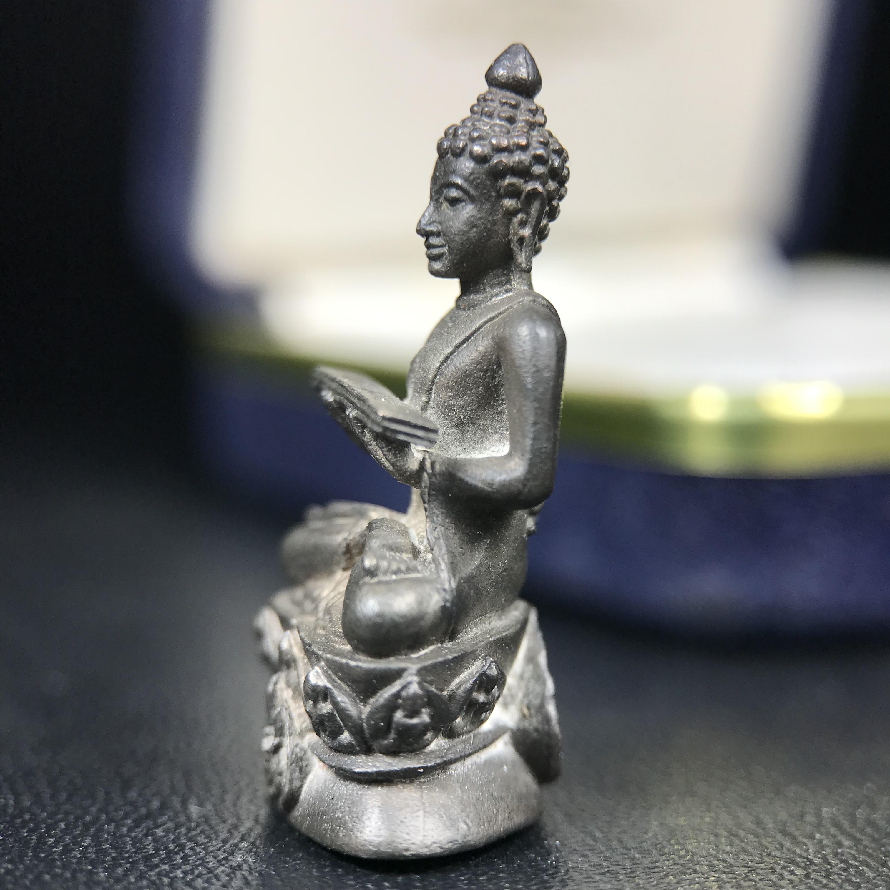 พระกริ่งปรมานุชิตชิโนรส วัดพระเชตุพนวิมลมังคลาราม(วัดโพธิ์) ปี 2533 เนื้อนวโลหะ ( ในหลวงรัชกาลที่9เสด็จเททอง)พิธีใหญ่ งดงามด้วยพุทธศิลป์เปี่ยมด้วยพุทธคุณ อีกหนึ่งรุ่นที่แนะนำสะสมบูชา(องค์หมายเลข 2583)เลขสวยผลรวมได้9...เจริญก้าวหน้าในทุกๆด้าน