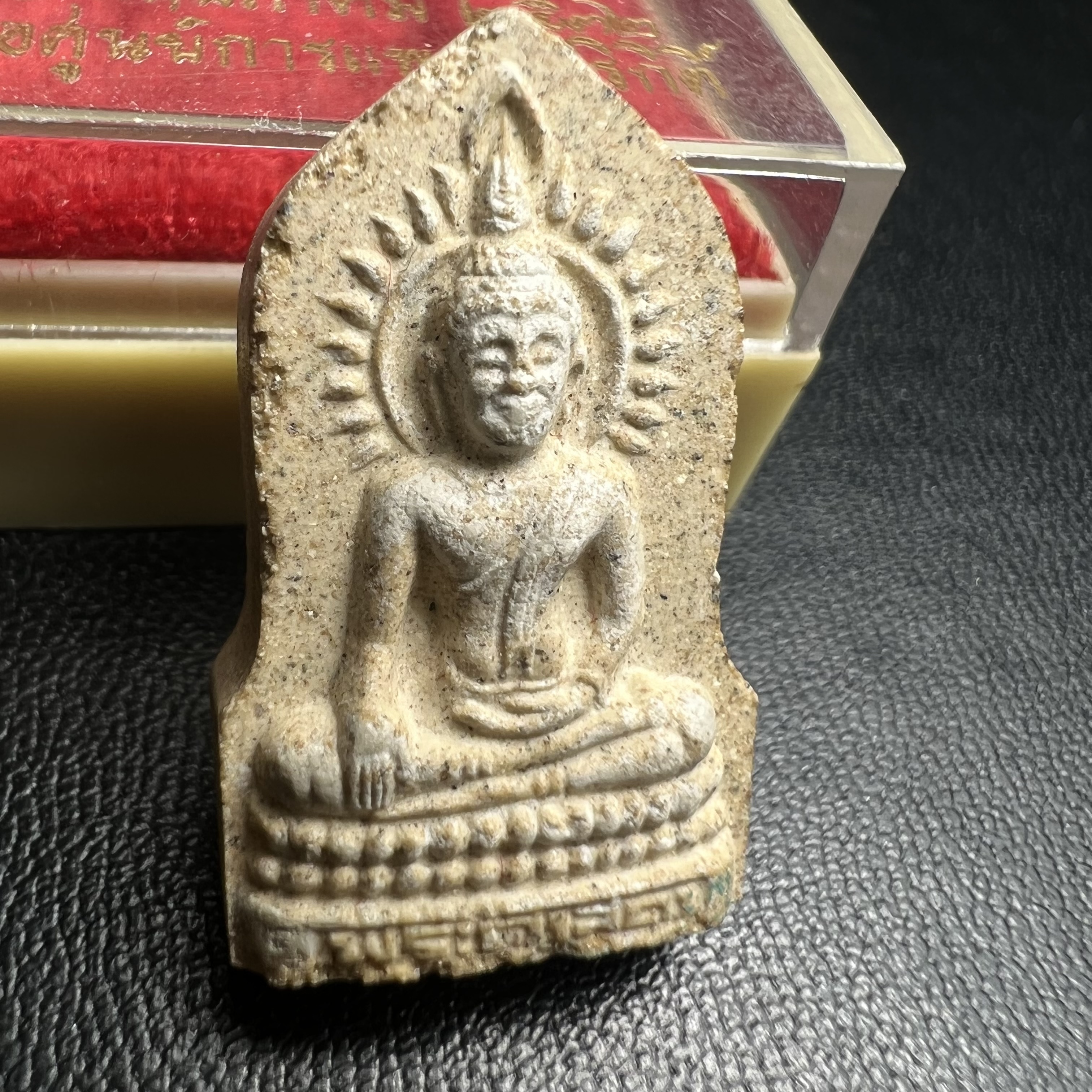 พระผงพระศาสดา หลัง ภปร. พิมพ์ใบเสมา วัดบวรนิเวศวิหาร ปี 2532 จัดสร้างในโอกาสสองทศวรรษรามาธิบดี เพื่อศูนย์การแพทย์สิริกิติ์ เนื้อผงพุทธคุณ มวลสารจิตรลดาพระราชทาน เส้นพระเกศาสมเด็จพระสังฆราช(พิธีใหญ่ มวลสารมงคล สวยงามเข้มขลัง)พร้อมกล่องบรรจุเดิม