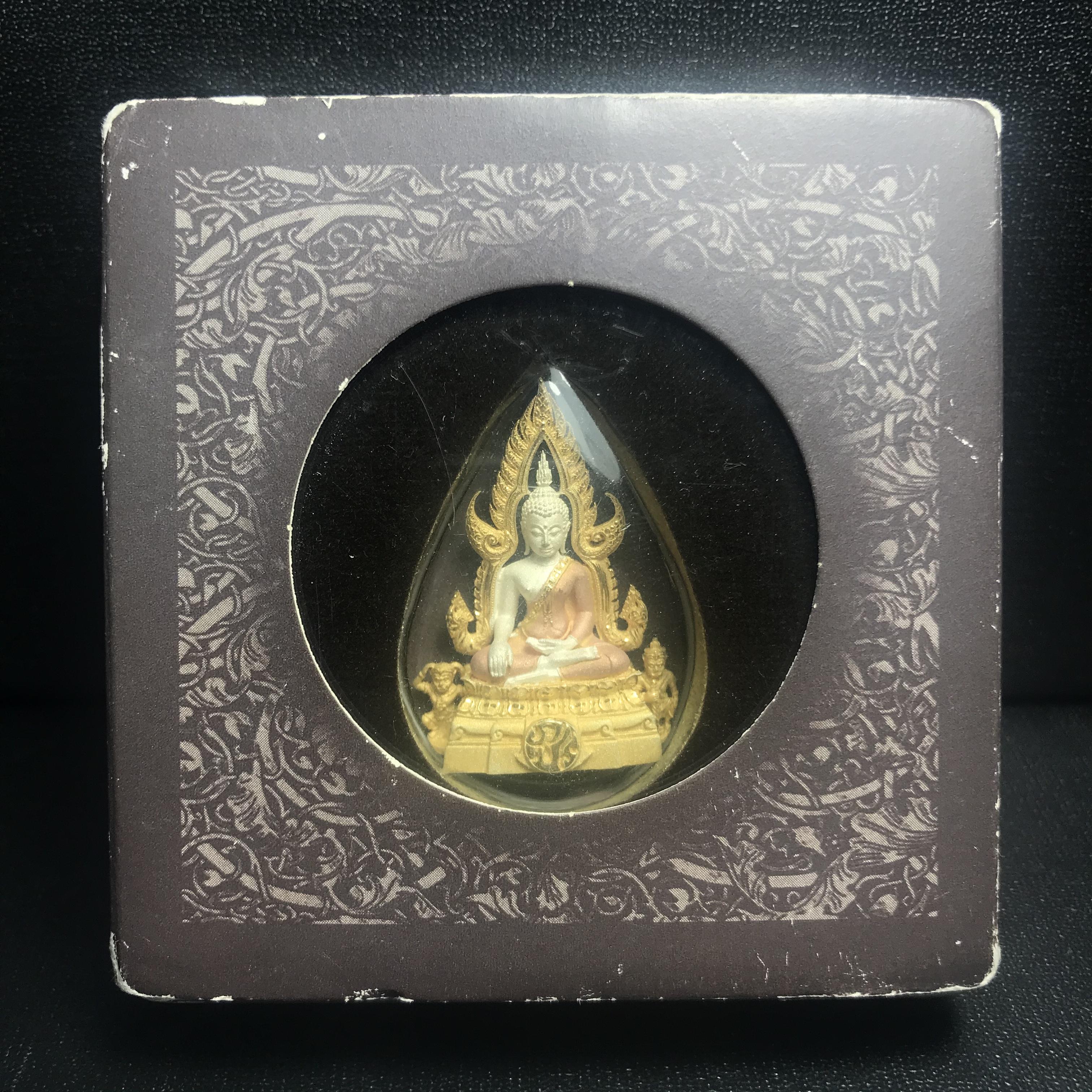 พระพุทธชินราช ภปร. โครงการ "เพราะแผ่นดินนี้ คือ แผ่นดินเกิด" ปี2548(รุ่นแรก) ลอยองค์ หน้าตัก 1/2 นิ้ว เนื้อเงินสามกษัตริย์