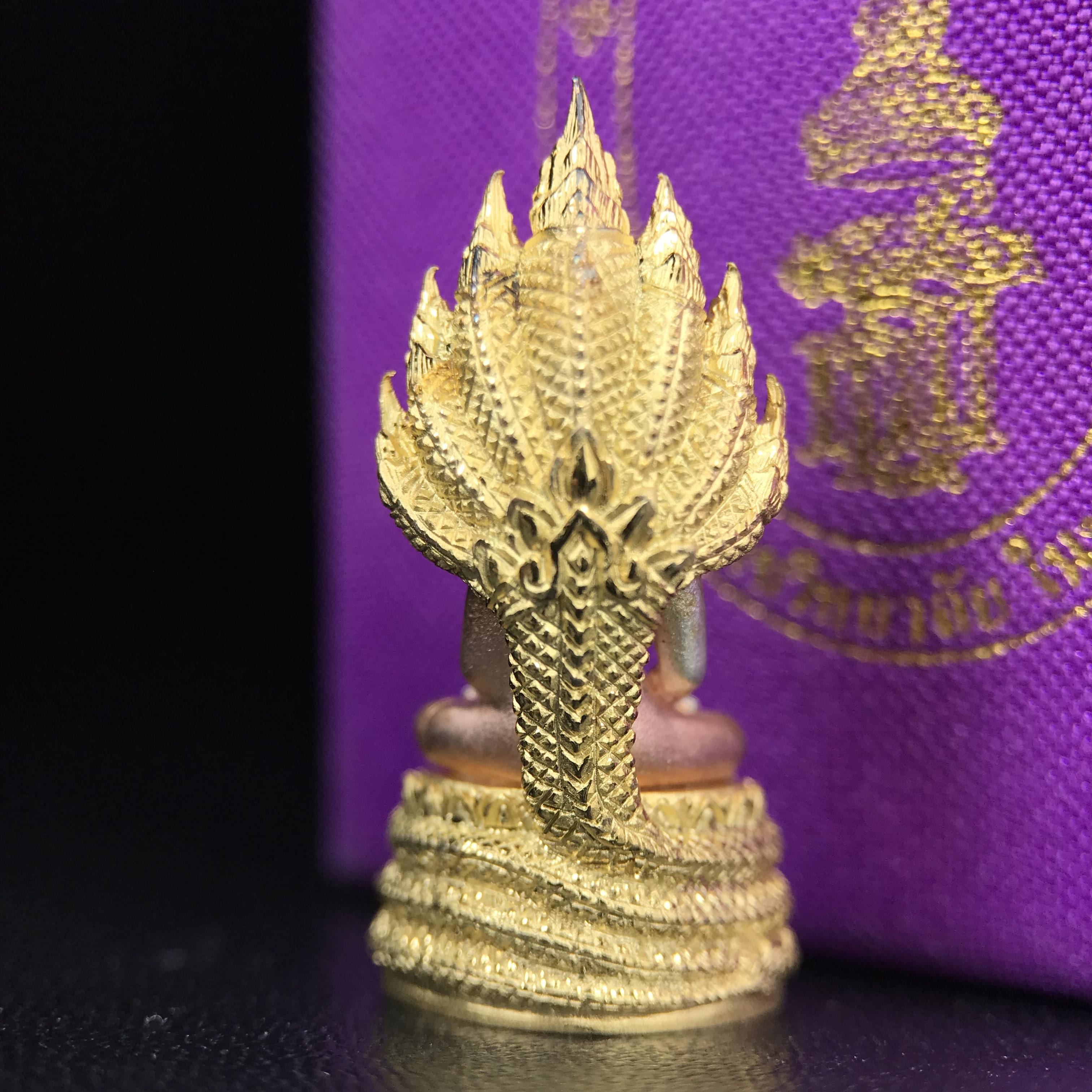 พระนาคปรก สธ. รุ่นสร้างพระอุโบสถเฉลิมพระเกียรติ 4 รอบ 84 พรรษา สมเด็จพระเทพรัตนราชสุดาฯ วัดบวรนิเวศวิหาร ปี 2543 พิมพ์เล็ก เนื้อเงินบริสุทธิ์ ชุบสามกษัตริย์แบบพ่นทรายขัดเงาบางส่วน(สภาพ สวย )พิธีใหญ่ พุทธศิลป์งดงาม หายาก (1 ใน 2999 องค์)