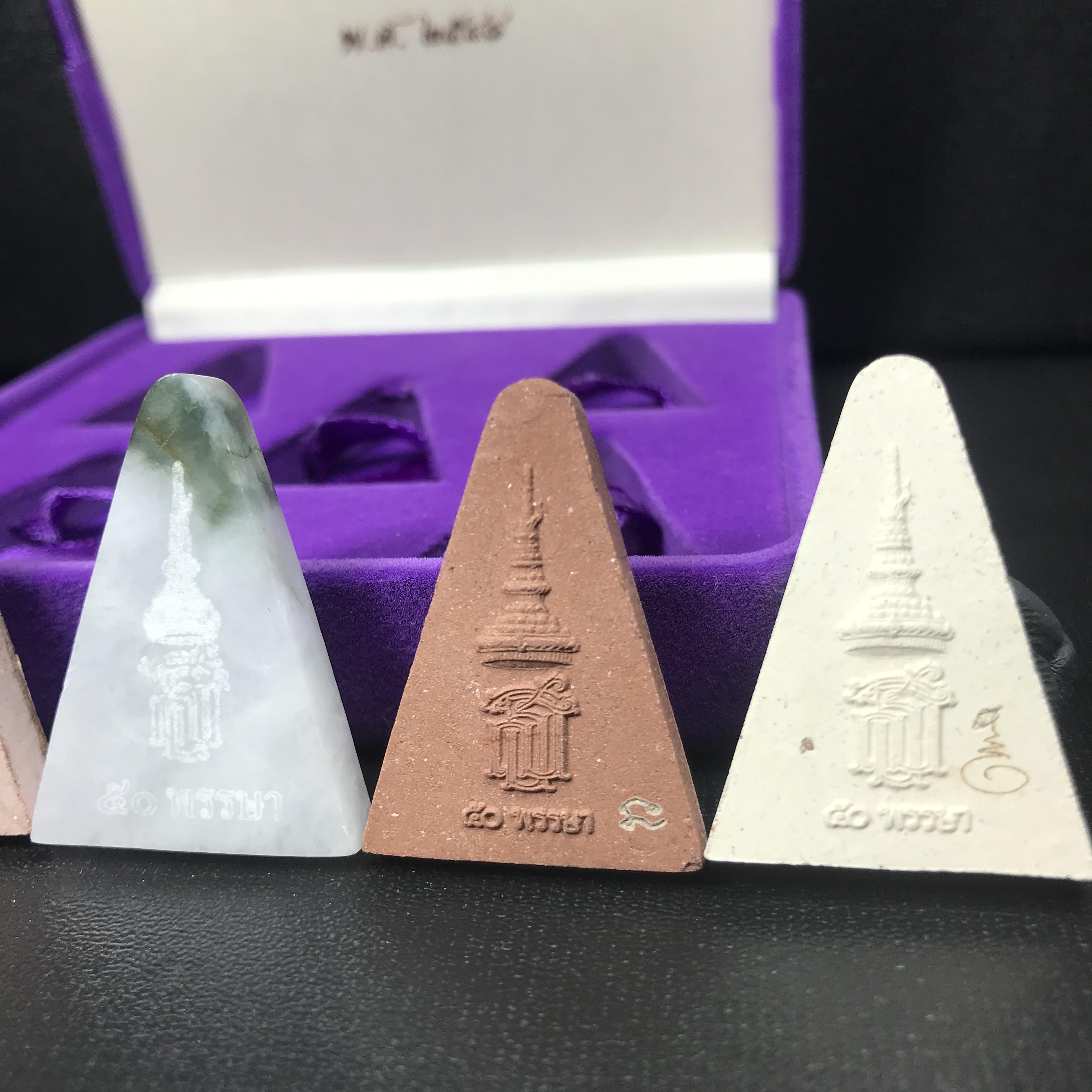 พระนางพญาเสน่ห์จันทร์ สธ. สร้างในวโรกาสทรงเจริญพระชนมายุ 50 พรรษา สมเด็จพระเทพฯ พ.ศ.2548 ชุดพิเศษ (1 ใน 5000 ชุด)หายาก