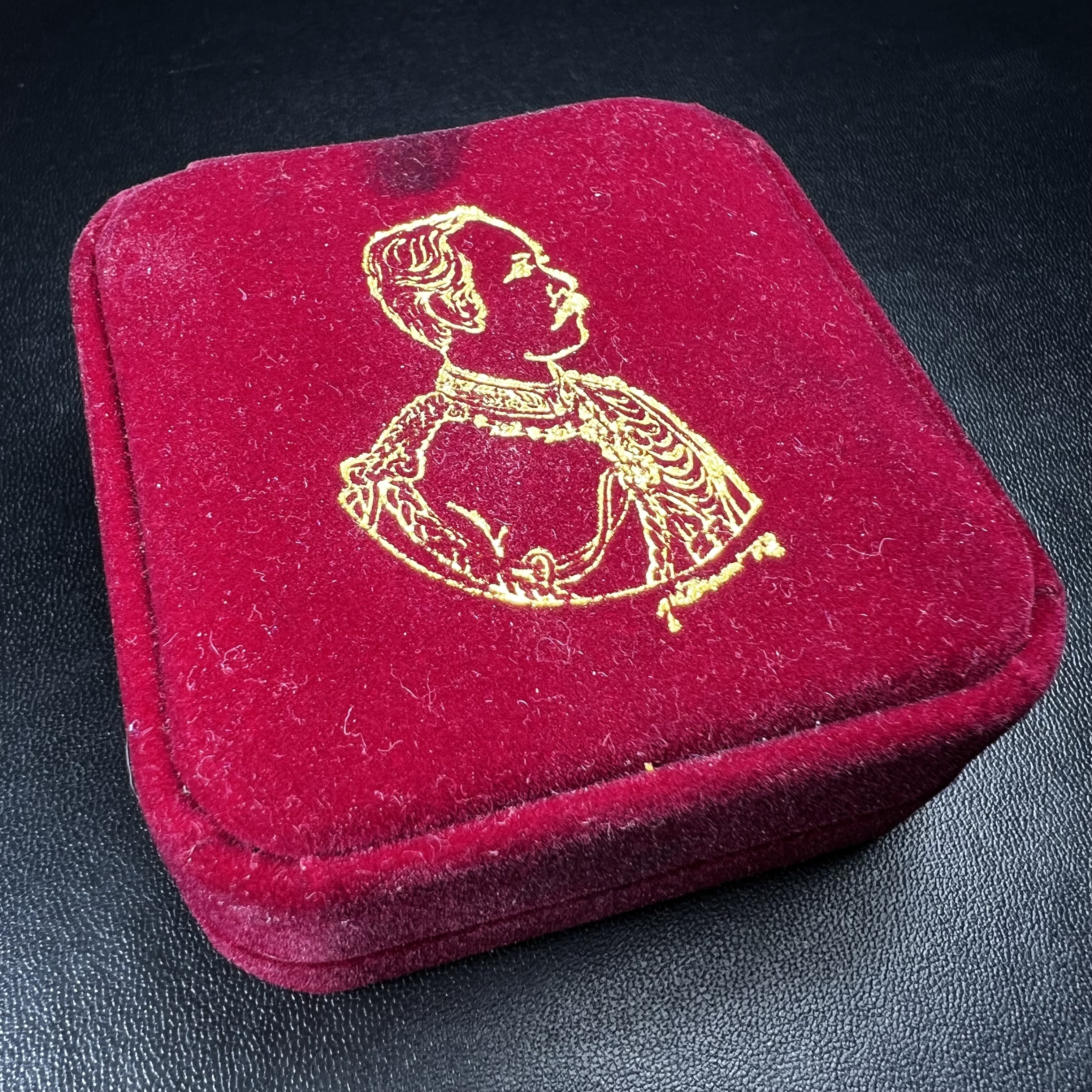 เหรียญรัชกาลที่ 5 คชสารหมื่นปี หลวงพ่ออุตตมะ วัดวังก์วิเวการาม ปี 2540 พิมพ์ใหญ่ขนาด 3.0 ซม. หน้ากากทองคำบริสุทธิ์ 99.99% (ผิวสวยเดิม)พร้อมกล่องบรรจุเดิมครบ(ควรคู่ผู้รู้คุณค่า ด้วยวัตถุมงคล เสริมบุญญาบารมี)