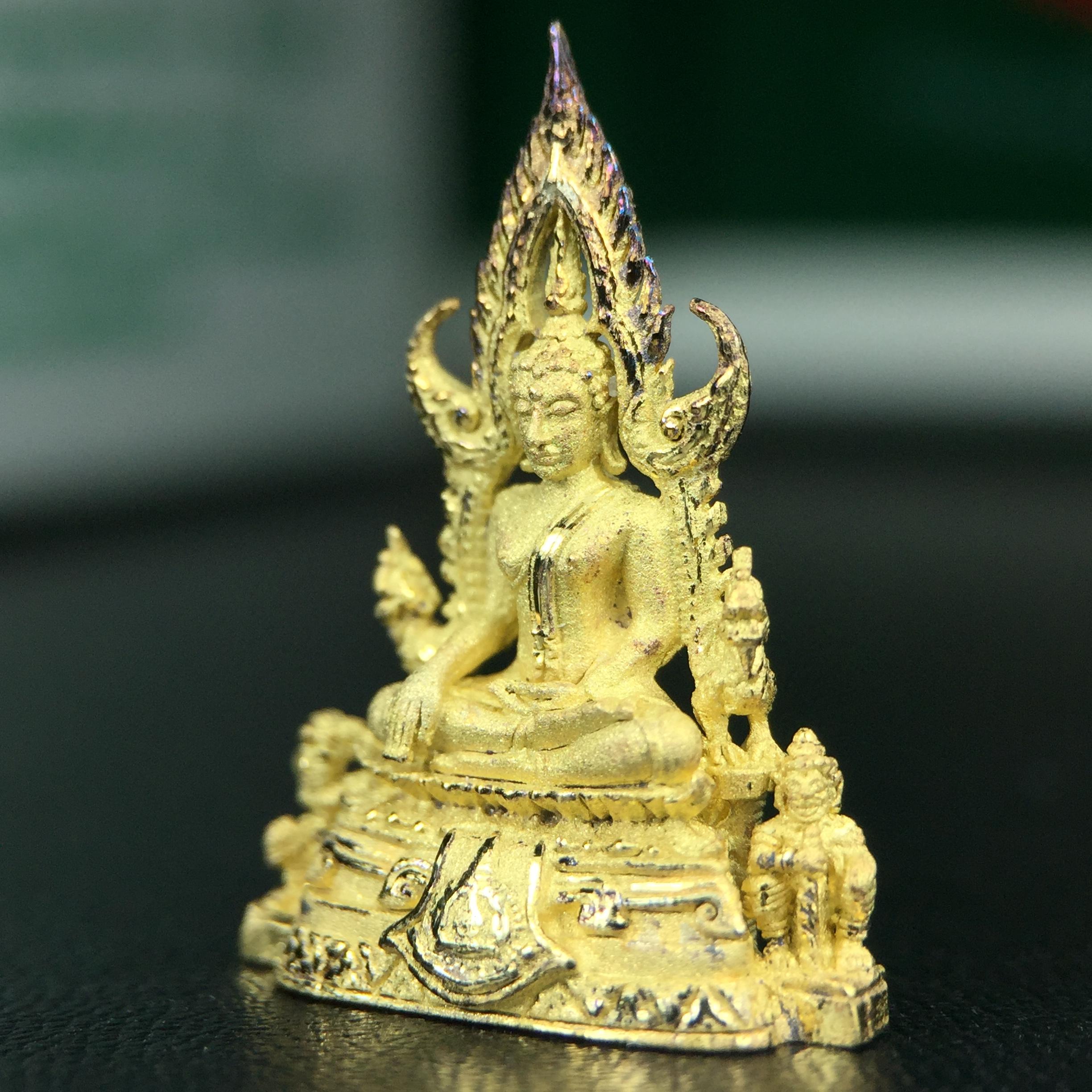 พระพุทธชินราช ภปร. ในวโรกาสพระราชพิธีมหามงคล เฉลิมพระชนมายุ6รอบ 5ธันวาคม2542 มูลนิธิพิทักษ์ดวงตาประชาชน จัดสร้าง เนื้อเงินบริสุทธิ์ 99.9% แบบชุบทองประกายเพชร 3 ไมครอน พิมพ์กลาง ขนาดสูง 2.4 ซม. พร้อมกล่องบรรจุเดิม