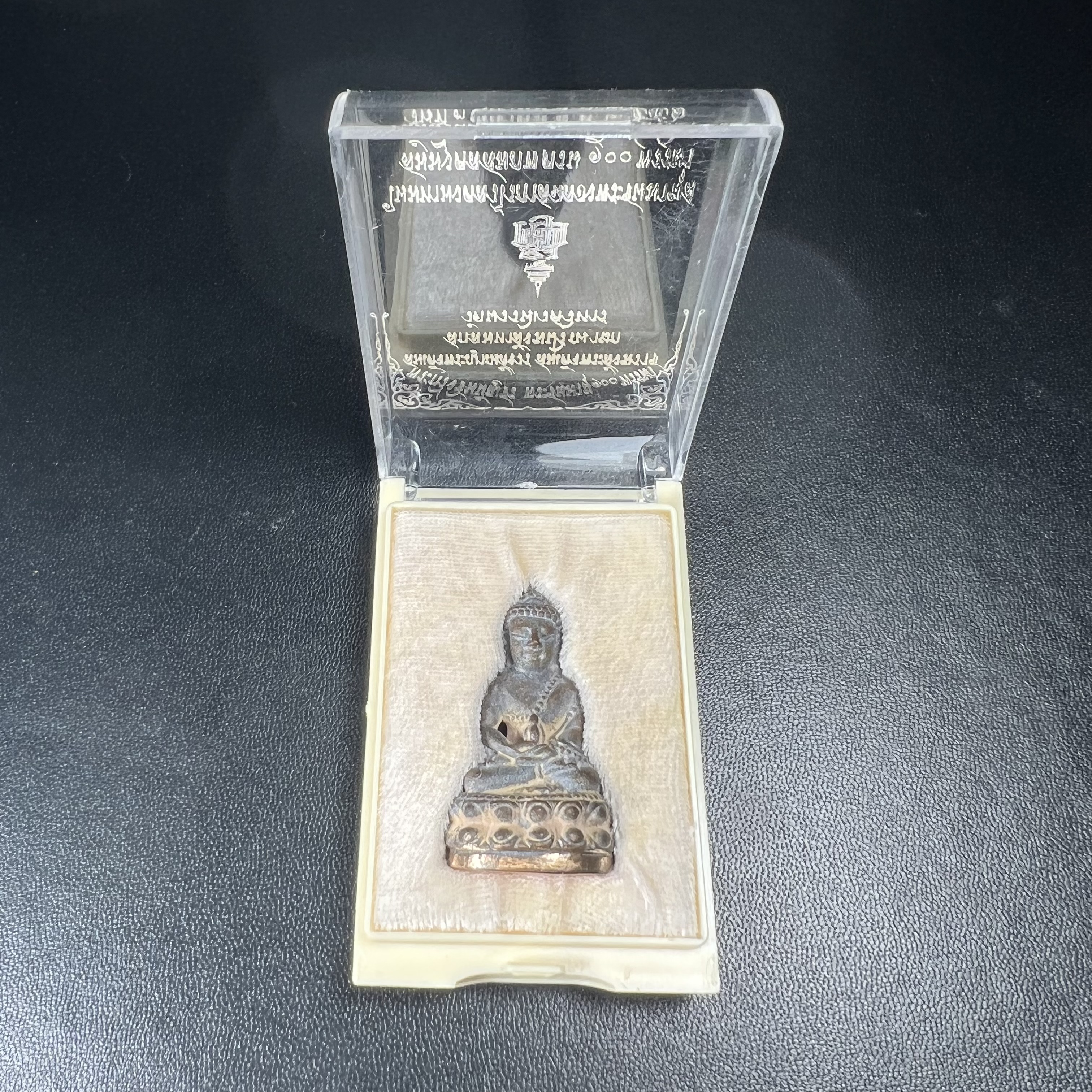 พระกริ่งชินบัญชรฉลองพระชันษา 100 ปี สมเด็จพระญาณสังวร วัดบวรนิเวศวิหาร ปี 2556 เนื้อนวโลหะผสมทองคำก้นทองแดง พิธีใหญ่ มวลสารเด่น นิยม(1 ใน 2556 องค์)
