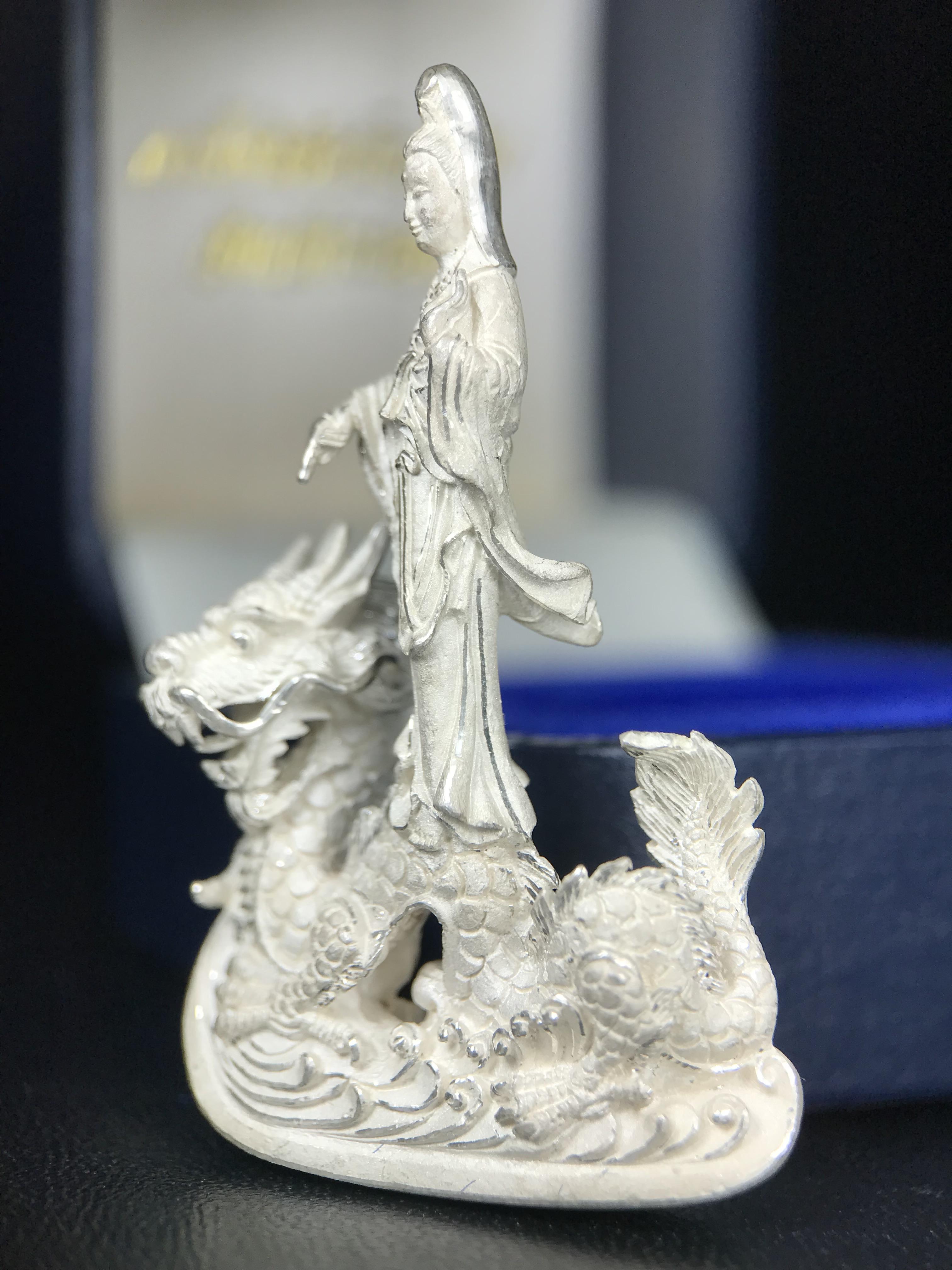 รูปหล่อลอยองค์พระโพธิสัตว์กวนอิม ทรงประทับมังกร จ.ระนอง เนื้อเงินพ่นทรายขัดเงาบางส่วน พิมพ์ใหญ่(สภาพผิว สวยงดงาม ทรงคุณค่า) เฉลิมฉลองในวโรกาสที่พระบาทสมเด็จพระเจ้าอยู่หัวทรงครองสิริราชสมบัติครบ 50 ปี จ.ระนอง พ.ศ.2539