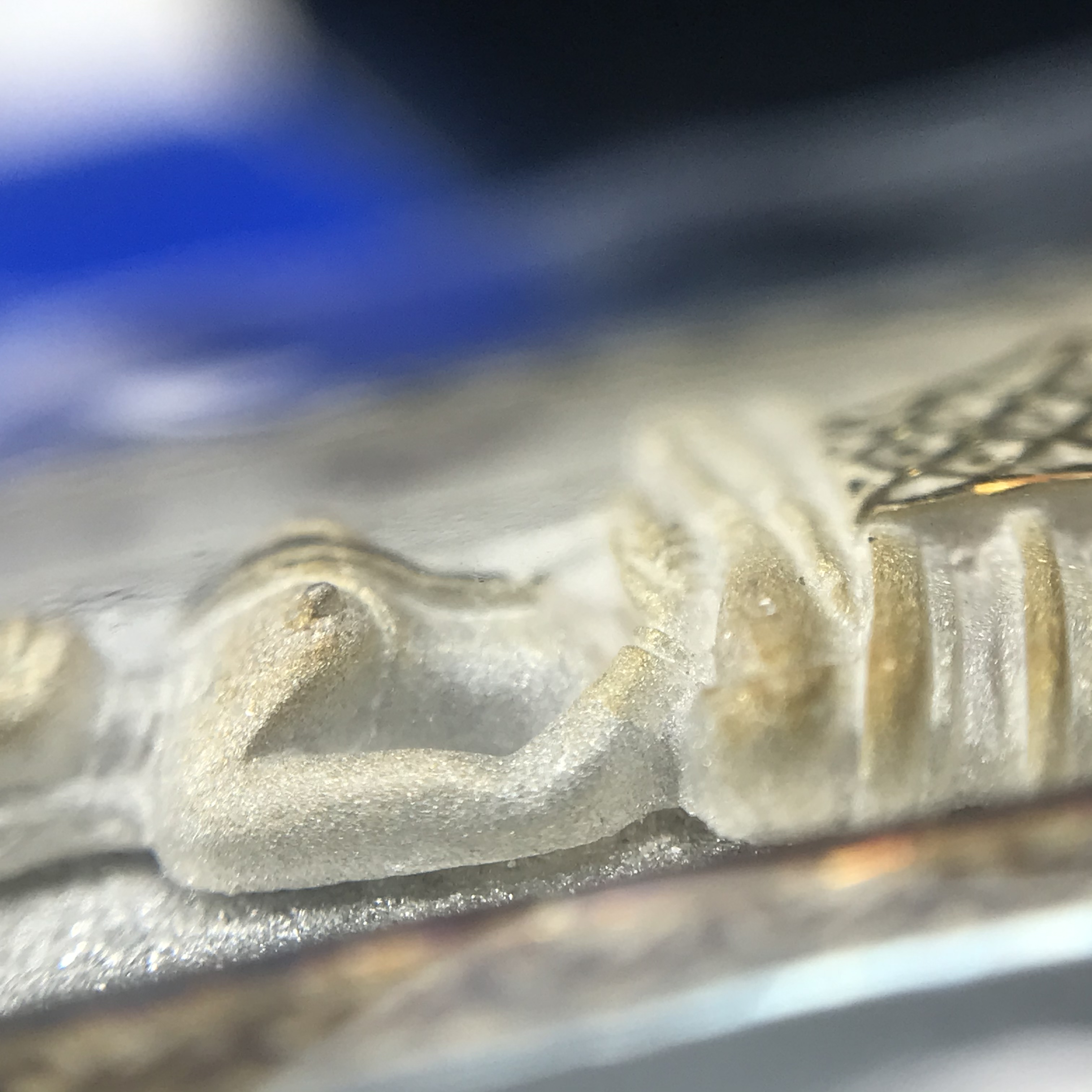 พระพุทธโสธร(หลวงพ่อโสธร) รุ่นสร้างอุโบสถ ปี2539 เนื้อเงิน พิมพ์แปดเหลี่ยม(หายาก) สภาพสวยผิวเดิมขึ้นน้ำทองสีรุ้งแบบนิยม กล่องบรรจุเดิมครบสมบูรณ์