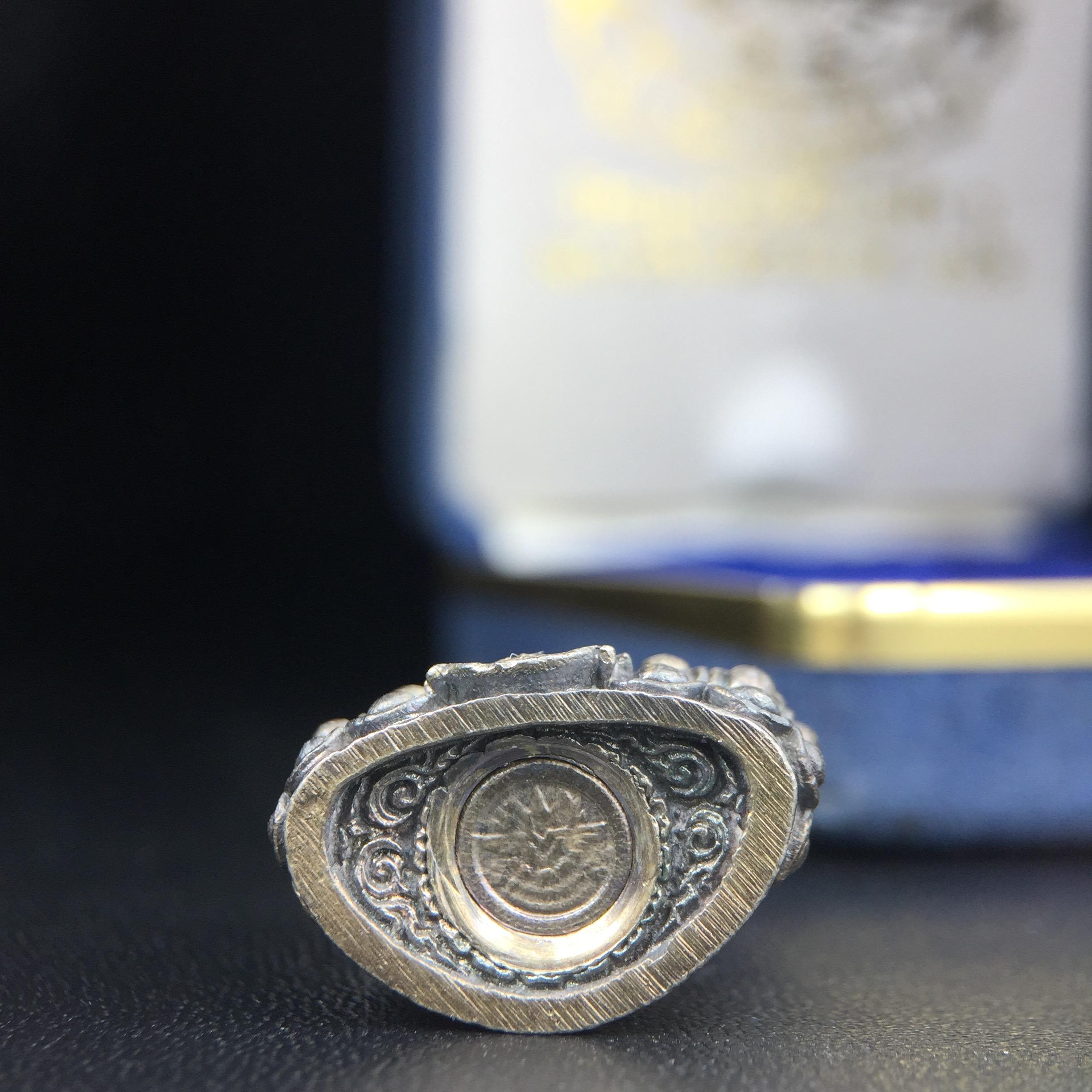 พระกริ่งศิรากาศ ภปร.(พระกริ่งคุ้มเกล้า)วัตถุมงคล"คุ้มเกล้าฯ" มูลนิธิ “คุ้มเกล้า” ในพระบรมราชูปถัมภ์ จัดสร้าง โรงพยาบาลภูมิพล เนื้อเงิน(พิมพ์หน้าไทย)(สภาพผิวเดิมขึ้นน้ำทองรุ้งๆทั่วองค์สวยมาก มาพร้อมกล่องบรรจุเดิมแบบนี้หายาก)(รัชกาลที่9เสด็จเททอง)