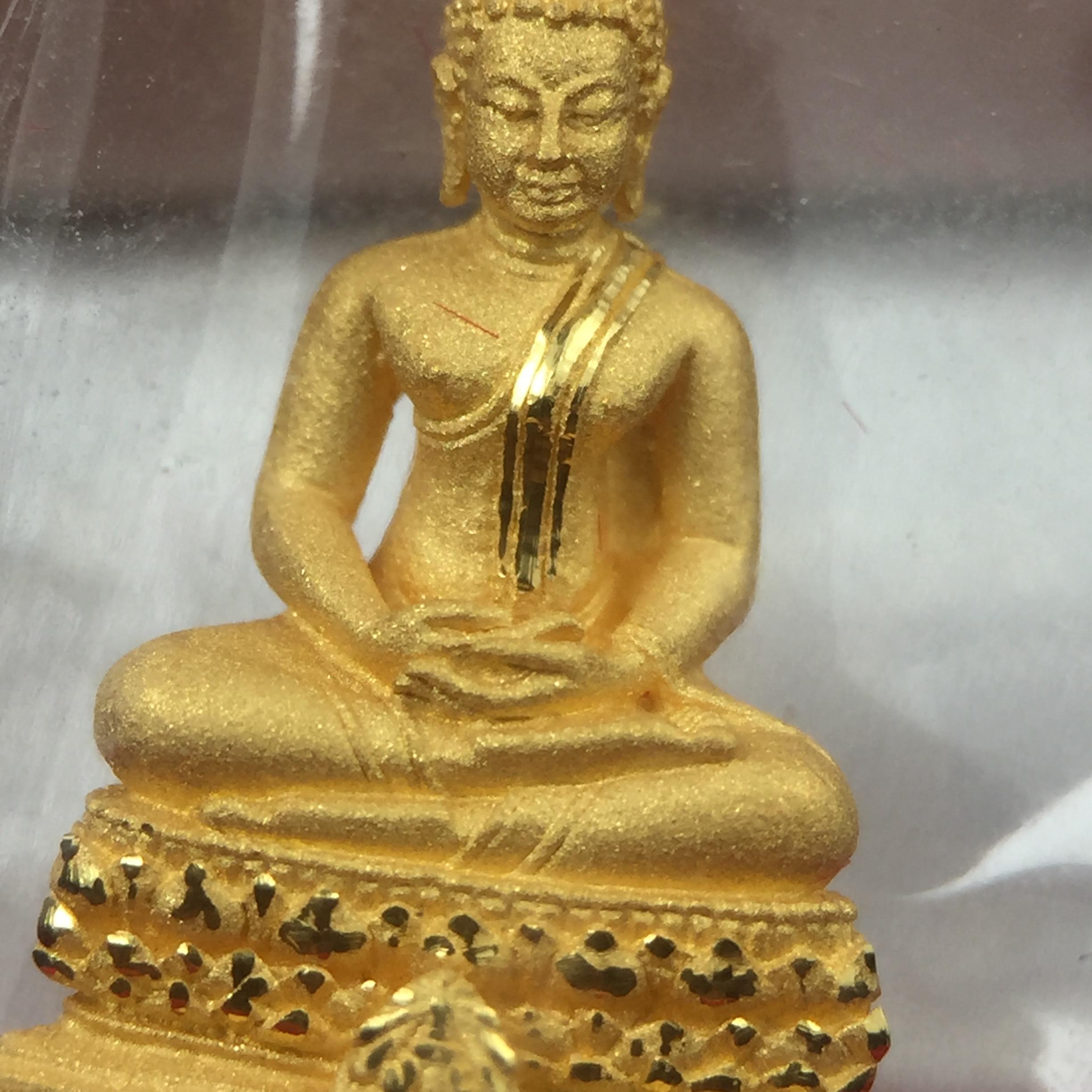 พระชัยวัฒน์พุทธสิหิงค์ ภปร. รุ่นสร้างหอพระธรรมศาสตร์ ปี2542 เนื้อทองคำ(5.9 กรัม)(ผิวเดิม ซีนซองเดิม กล่องครบสวยสมบูรณ์) มหาพิธี 3วาระอันยิ่งใหญ่(ตอกโค๊ตและหมายเลข๘๒๑) (1ใน5000องค์)