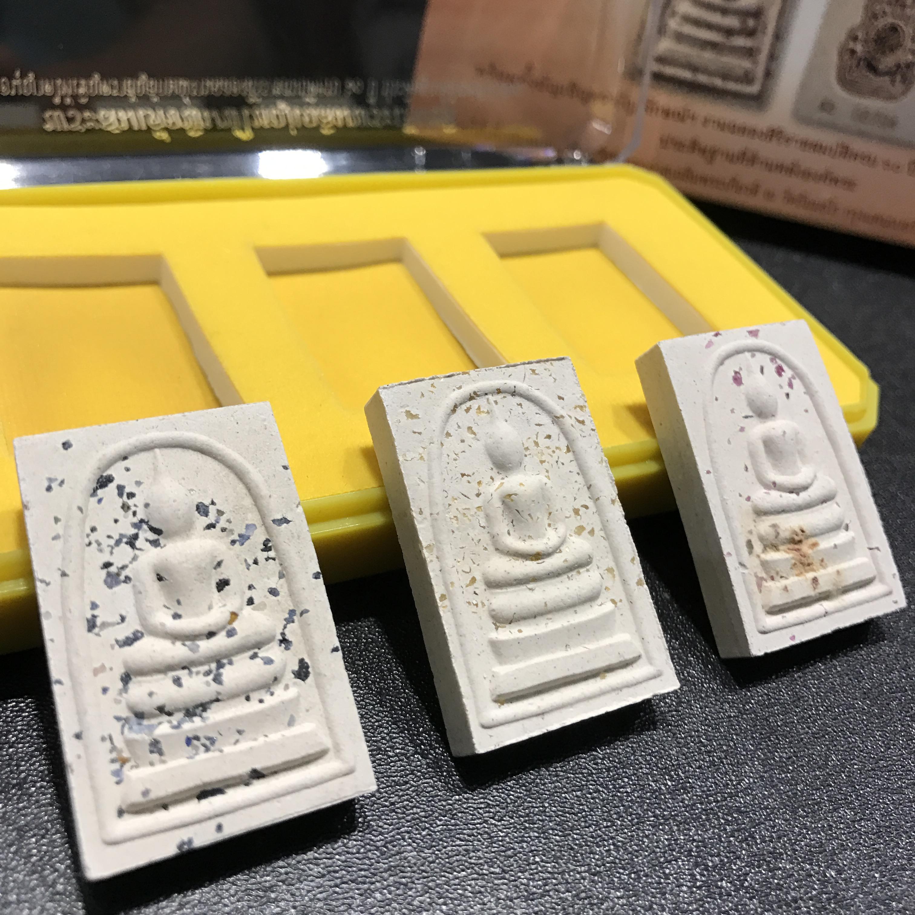 พระสมเด็จพิมพ์ใหญ่ เฉลิมพระเกียรติ พร้อมทั้งอัญเชิญตราสัญลักษณ์ฉลองครองราชย์ครบ 60 ปี เนื้อนวโลหะชุบนาก ประดิษฐานด้านหลังองค์พระ ครบชุด 3 องค์