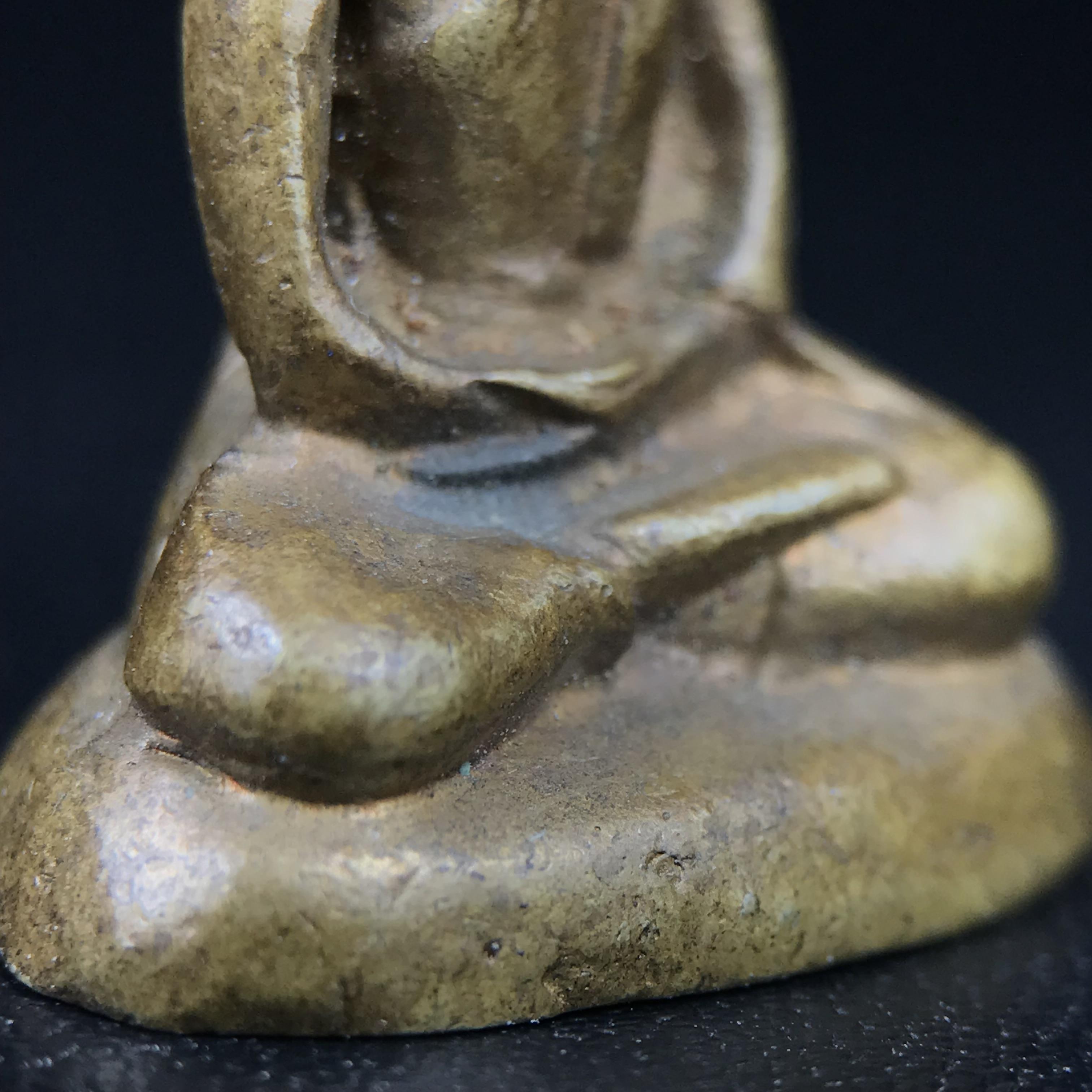 พระกริ่งฝีพระหัตถ์สมเด็จย่า ขนาดห้อยบูชาขนาดเล็ก จัดสร้างขึ้นเนื่องในวาระครบ 6 รอบ เมื่อวันที่21 ตุลาคม พ.ศ.2515(ในหลวงรัชกาลที่ 9 เสด็จพระราชดำเนินทรงเททอง)ปลุกเสกยิ่งใหญ่ เกจิ 108 รูป ร่วมปลุกเสก คัดสภาพสวยแบบนี้พบเจอน้อยมาก หมายเลขต้นๆหลักร้อย หายากมาก