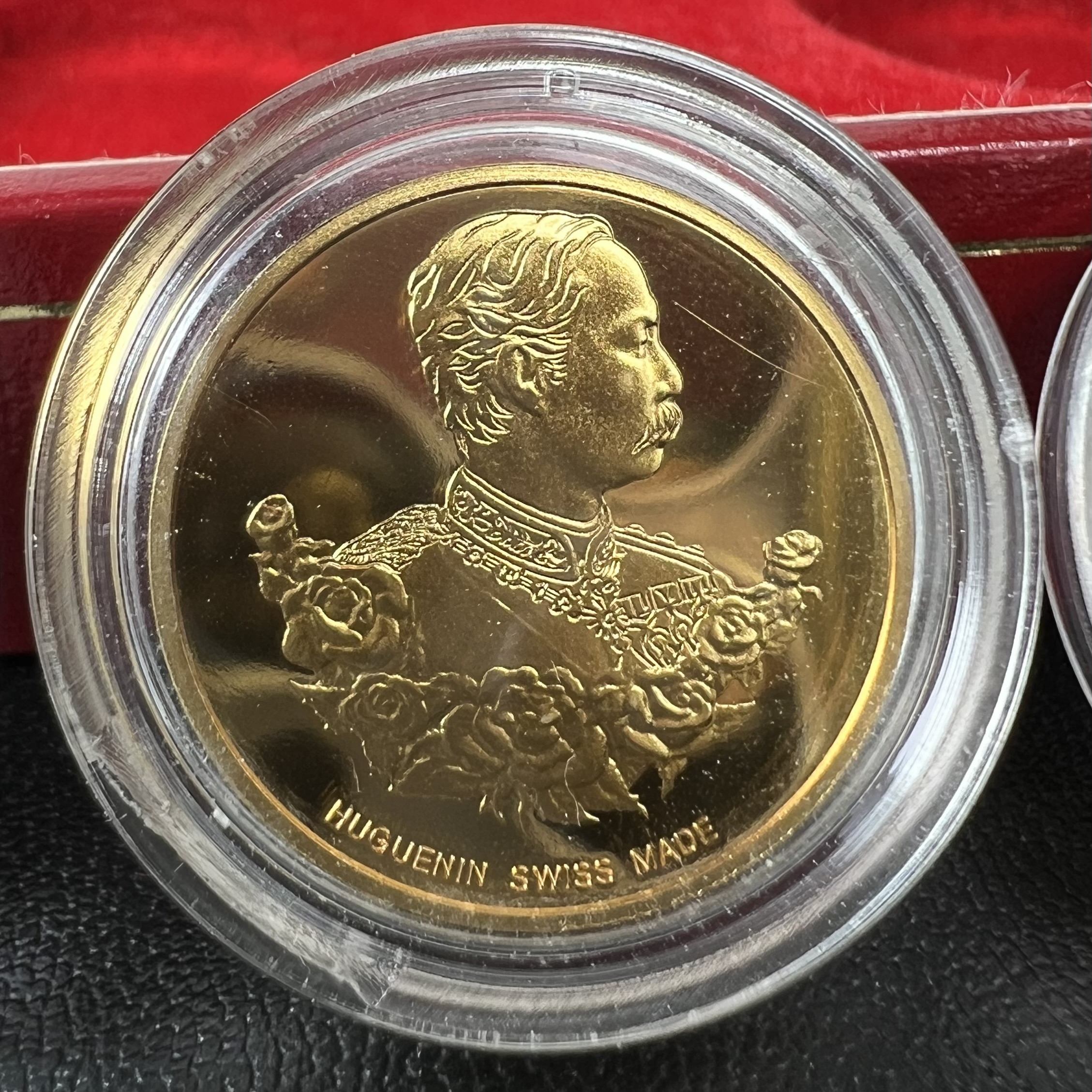 เหรียญพระพุทธโสธร-สมเด็จพระปิยมหาราช รุ่นกาญจนาภิเษก วัดสุทัศน์เทพวราราม ปี2538 ครบชุดสามกษัตริย์ 1 ชุดมี 3 เนื้อ (เงินขัดเงา+กะไหล่ทองขัดเงา+ทองแดงบริสุทธิ์ขัดเงา) ขนาด 19 มม. ครบชุดพิมพ์เล็กหมายเลขเดียวกันพร้อมกล่องและใบรับรองเดิม(1ใน 1000 ชุด หายากมาก)