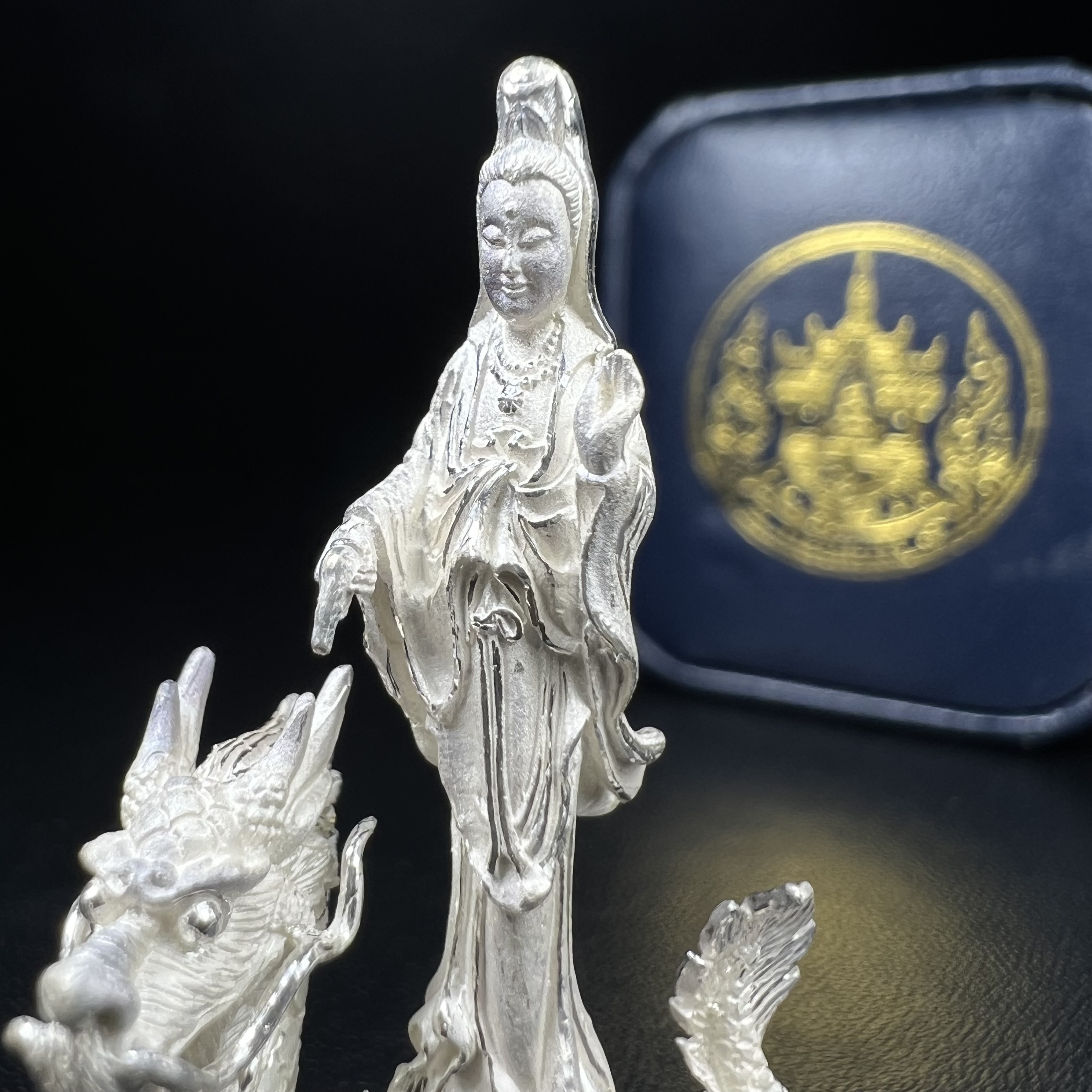 รูปหล่อลอยองค์พระโพธิสัตว์กวนอิม ทรงประทับมังกร จ.ระนอง เนื้อเงิน พิมพ์ใหญ่(สภาพผิว สวยงดงาม ทรงคุณค่า) เฉลิมฉลองในวโรกาสที่พระบาทสมเด็จพระเจ้าอยู่หัวทรงครองสิริราชสมบัติครบ 50 ปี จ.ระนอง พ.ศ.2539