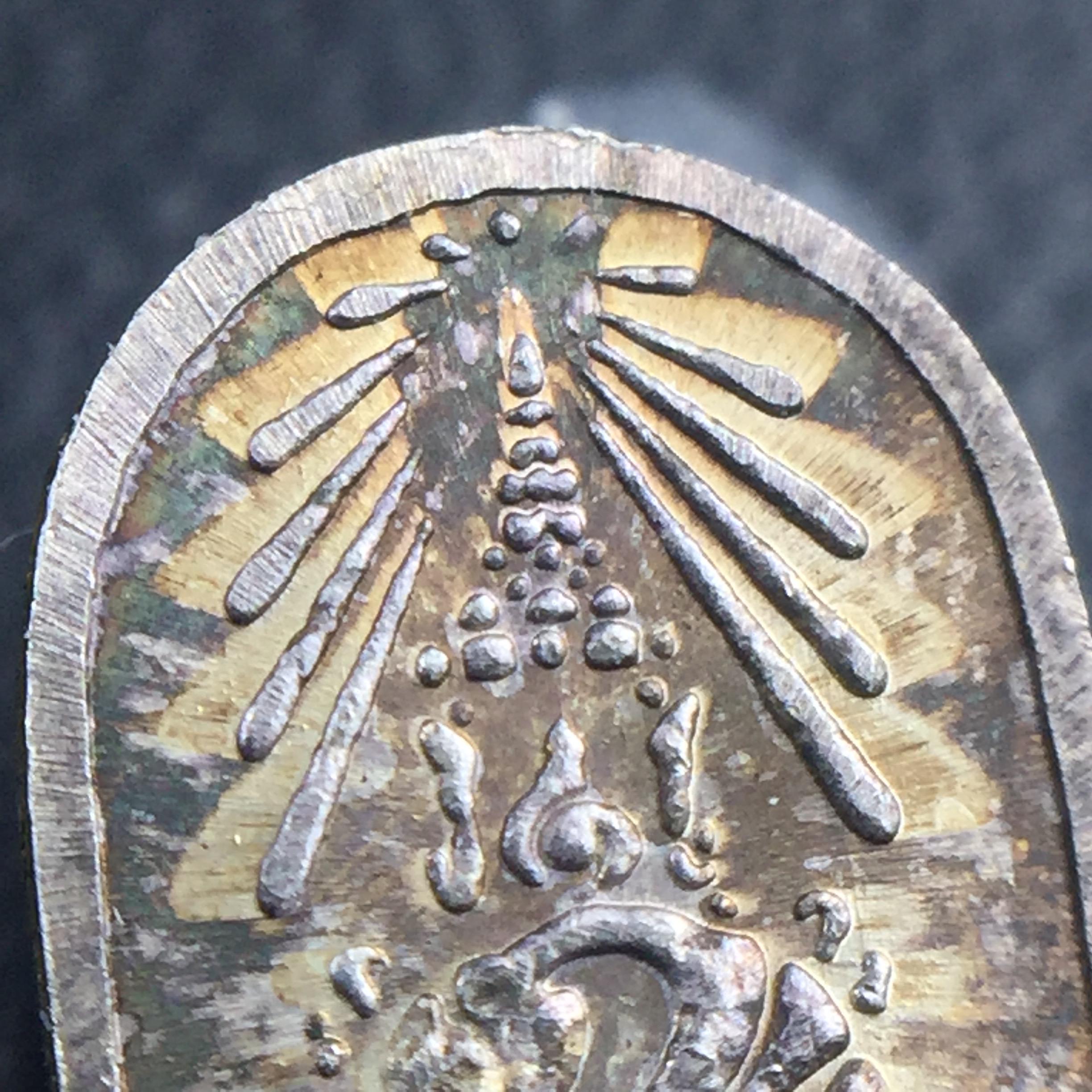 พระปรกใบมะขาม พระพุทธสิหิงค์ ภปร. ธรรมศาสตร์ 50ปี เนื้อเงิน(คัดสภาพสวยคมชัด ผิวเดิม หายาก)(ในหลวงรัชกาลที่9 เสด็จเททอง)(พระปรกใบมะขาม ภปร. รุ่นแรก) )(พิธีใหญ่ เกจิที่มีชื่อเสียงมาร่วมปลุกเสกจำนวนมาก ชนวนมาลสารเก่าเข้มขลัง )