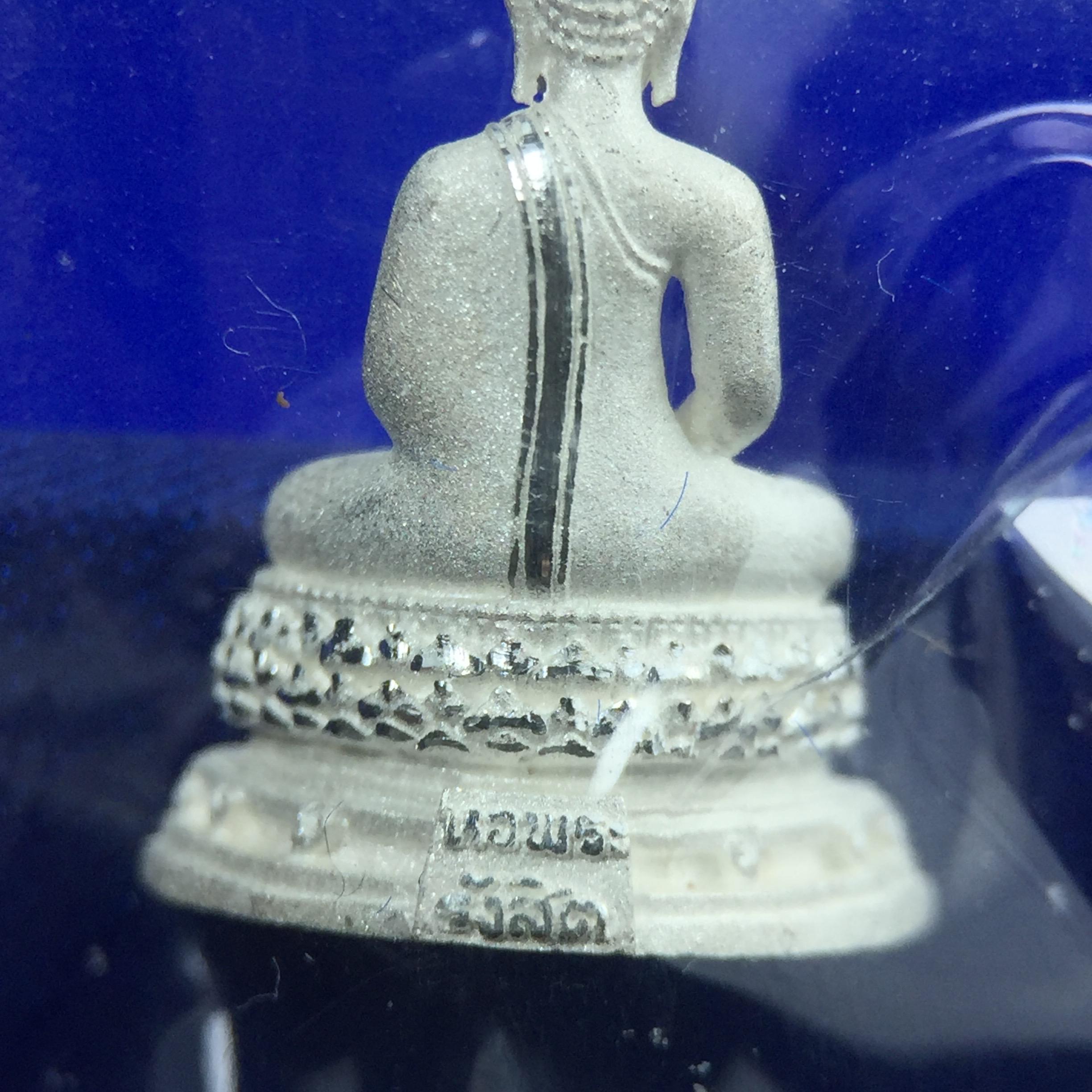 พระชัยวัฒน์พุทธสิหิงค์ ภปร. รุ่นสร้างหอพระธรรมศาสตร์ ปี2542 เนื้อเงิน(ผิวเดิม ซีนซองเดิม กล่องครบสวยสมบูรณ์) มหาพิธี 3วาระอันยิ่งใหญ่(ตอกโค๊ตและหมายเลข)1ใน 10000 องค์