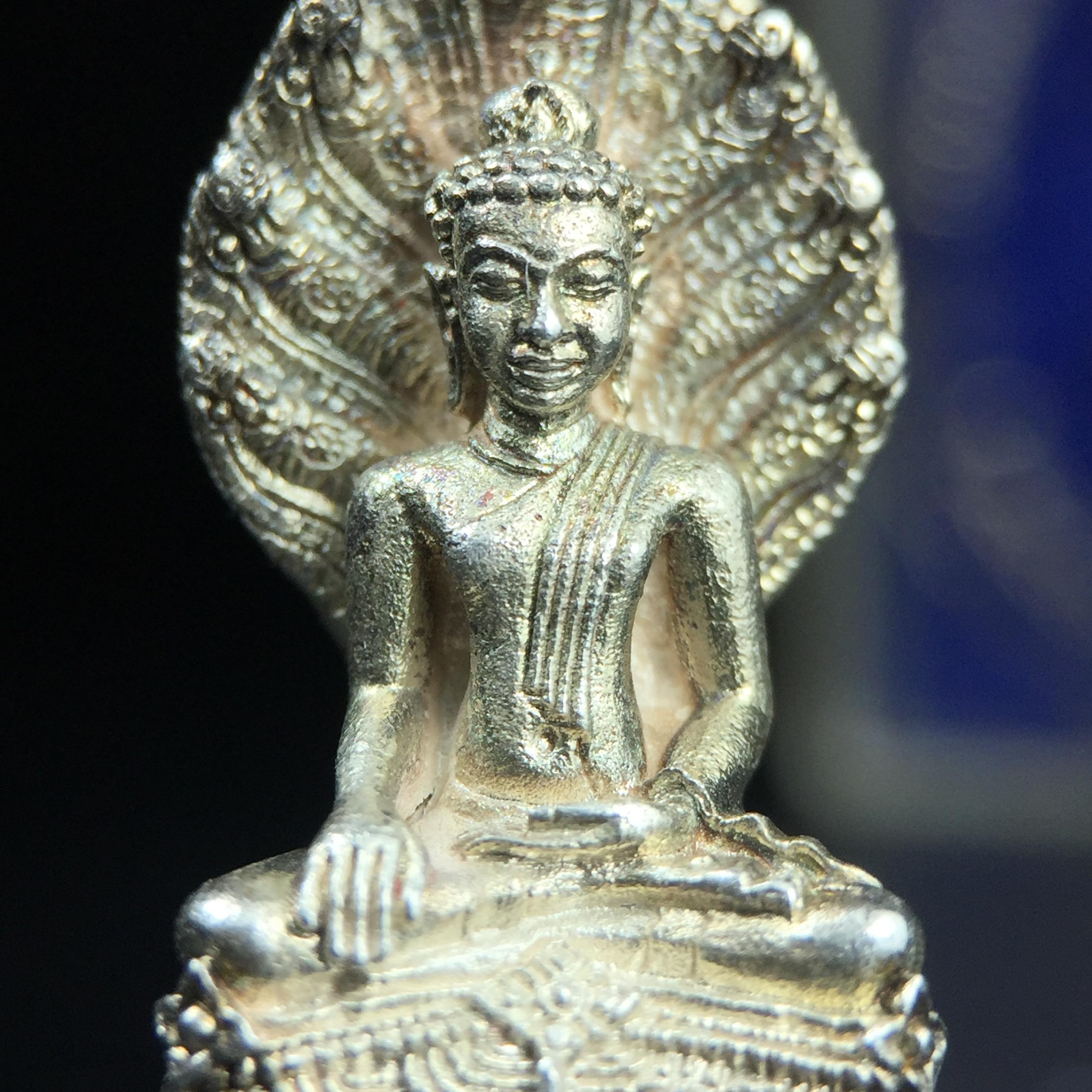 พระพุทธรูปนาคปรกปางมารวิชัย สธ. เนื่องวโรกาสสมเด็จพระเทพรัตนราชสุดาฯ ทรงเจริญพระชนมายุครบ 3 รอบ ปี2534 พิธีพุทธาภิเษก ณ วัดบวรนิเวศวิหาร โดยมีสมเด็จพระญาณสังวร สมเด็จพระสังฆราชเป็นองค์ประธาน(พิธีใหญ่ มวลสารดี พุทธศิลป์งดงาม)พระกริ่งเนื้อเงินพบเจอน้อยหายาก