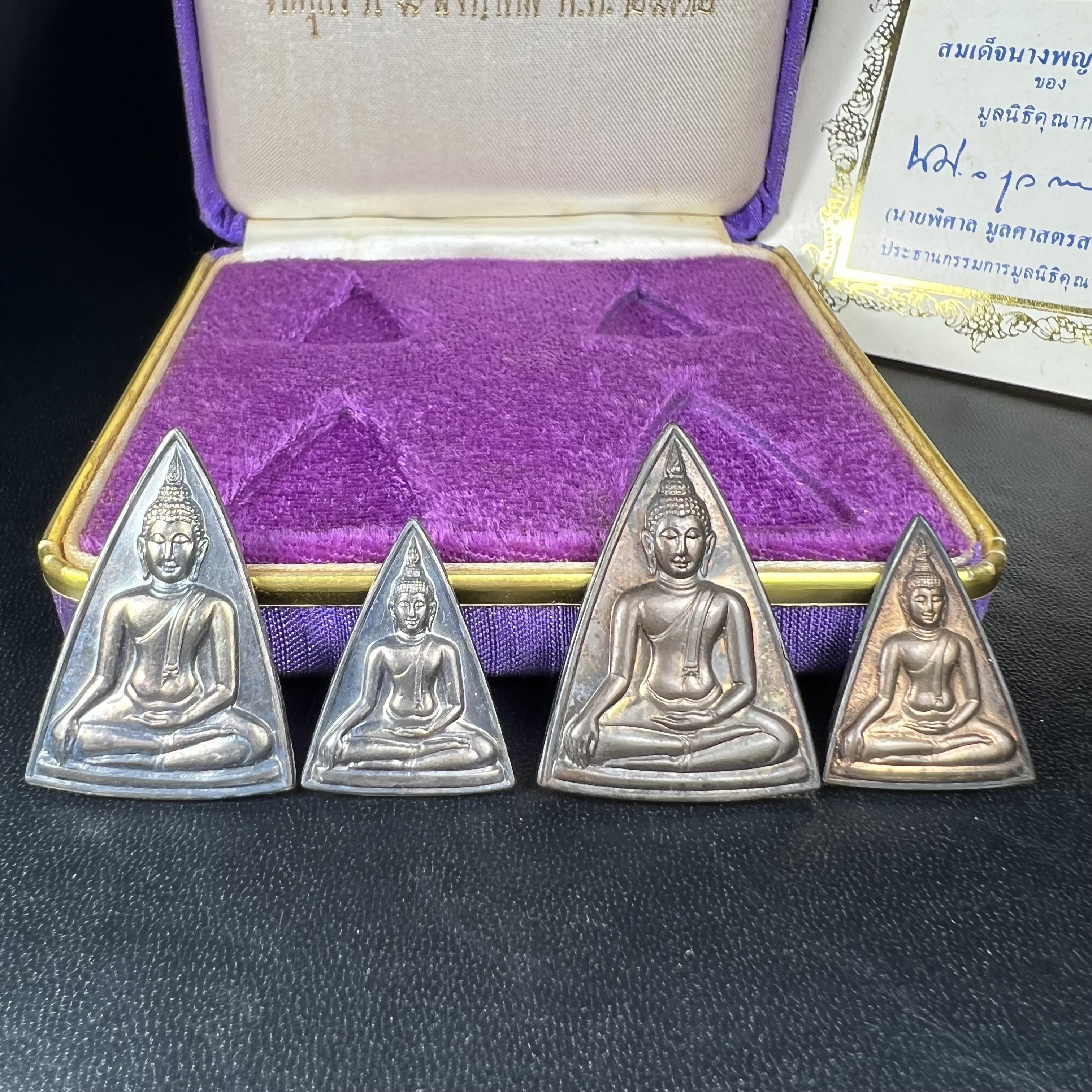 เหรียญสมเด็จนางพญาคุณากร หลัง ญสส. ปี 2532 ชุดเนื้อเงินและเนื้อนวโลหะ พิมพ์ใหญ่คู่พิมพ์เล็ก(ชุดพิเศษกรรมการ 1 ใน 500 ชุด) พิธีใหญ่ สภาพสวยผิวเดิมพร้อมกล่องบรรจุเดิมกำมะหยี่สีม่วงสัญลักษณ์ “สธ” สมเด็จพระเทพฯ ครบสมบูรณ์***ชุดแจกกรรมการพบเจอน้อย หายาก***