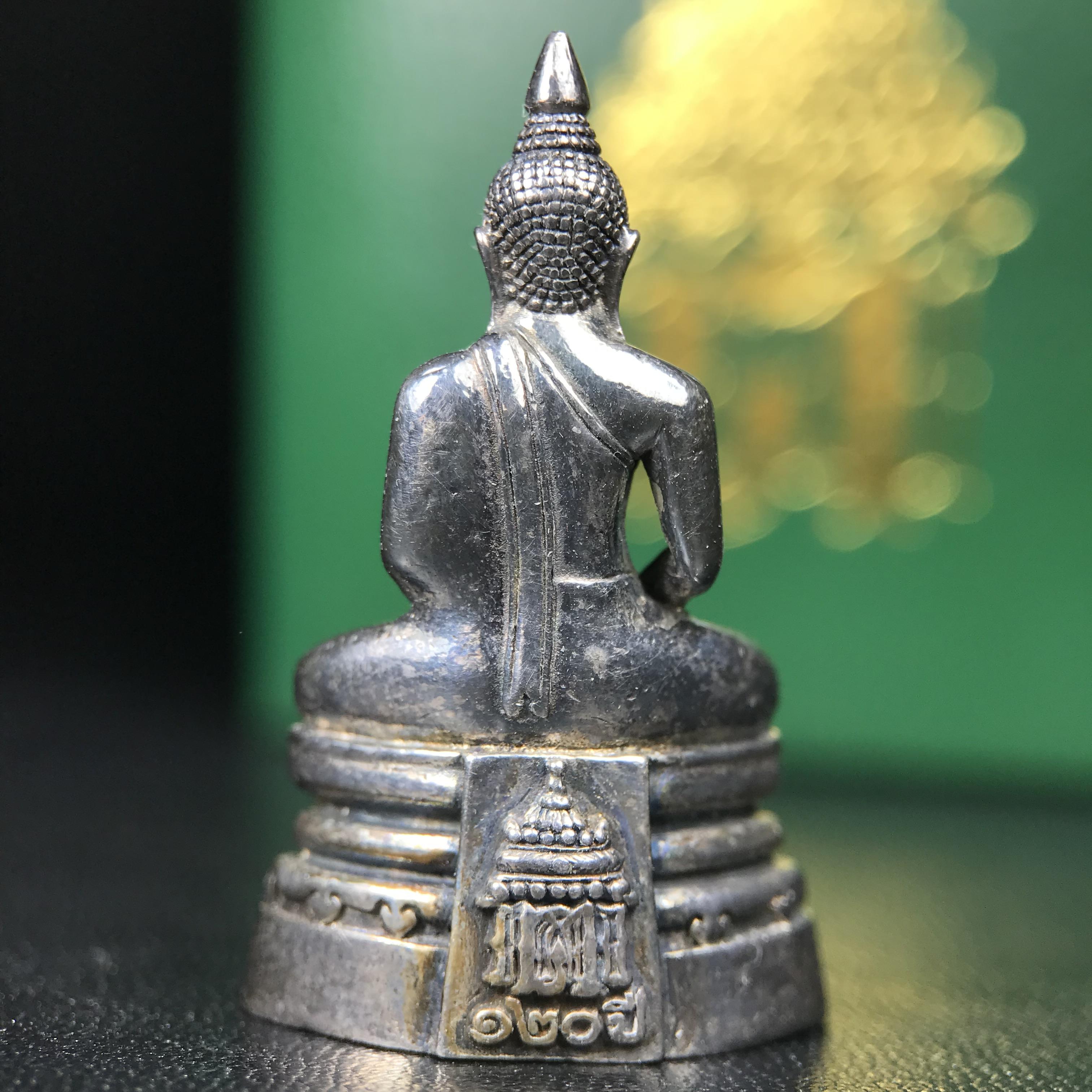 พระพุทธโสธร รุ่น กศก. 120 ปี เนื่องในโอกาสครบ 120 ปี กรมศุลกากร กระทรวงการคลัง จัดสร้าง ปี 2537 เนื้อเงินบริสุทธิ์ 99.9% ผิวขัดเงาลงดำ(เข้มขลัง)(งานบริษัท แพรนด้า จิวเวลรี่)สวยงดงาม ทรงคุณค่า