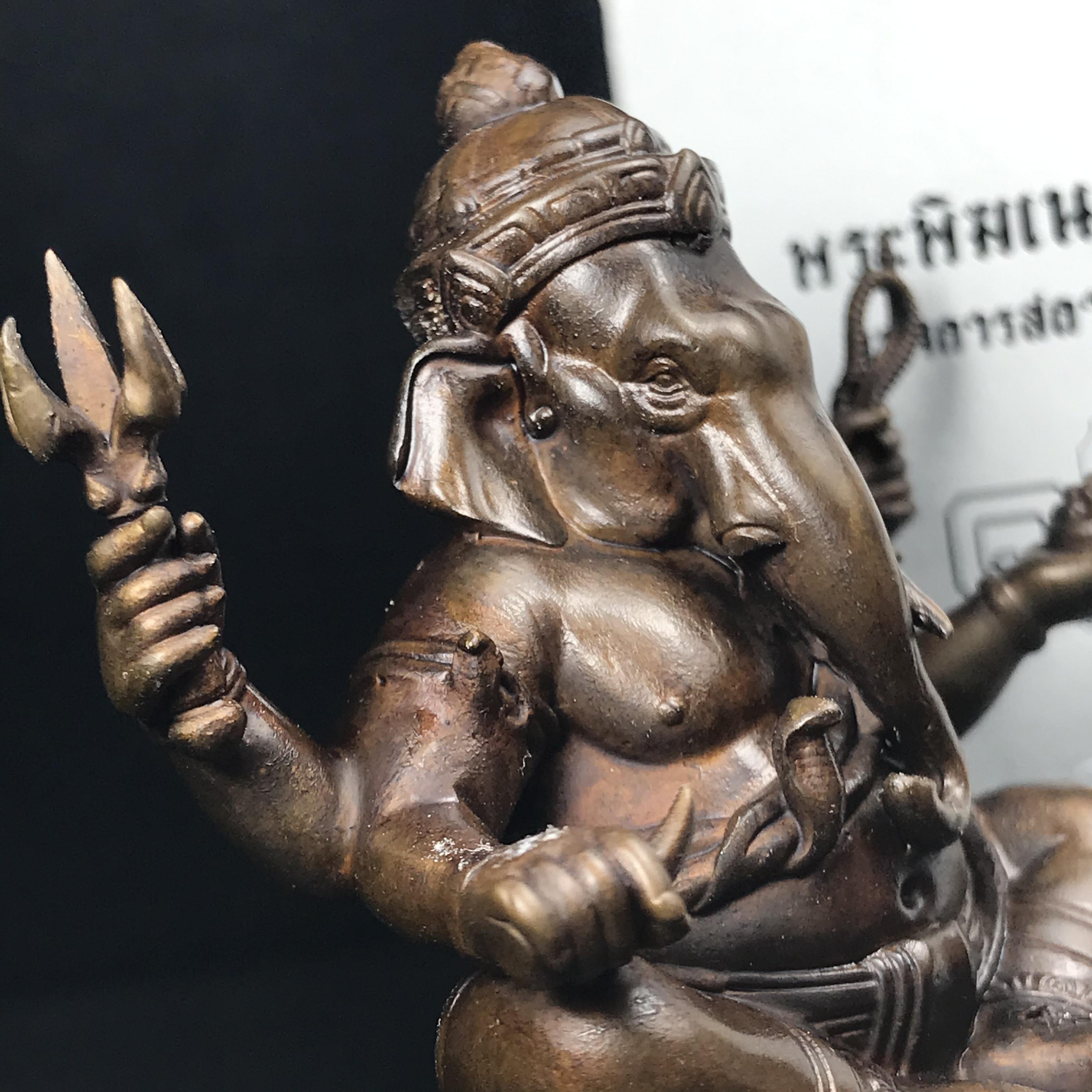 พระพิฆเนศวร รุ่น 108 แห่งการสถาปนากรมศิลปากร ปี 2562 ขนาดบูชาหน้าตัก 1.5 นิ้ว เนื้อทองเหลืองรมดำ (พิธีใหญ่ มวลสารดี)(เลขนัมเบอร์ 779)1 ใน 1999 องค์