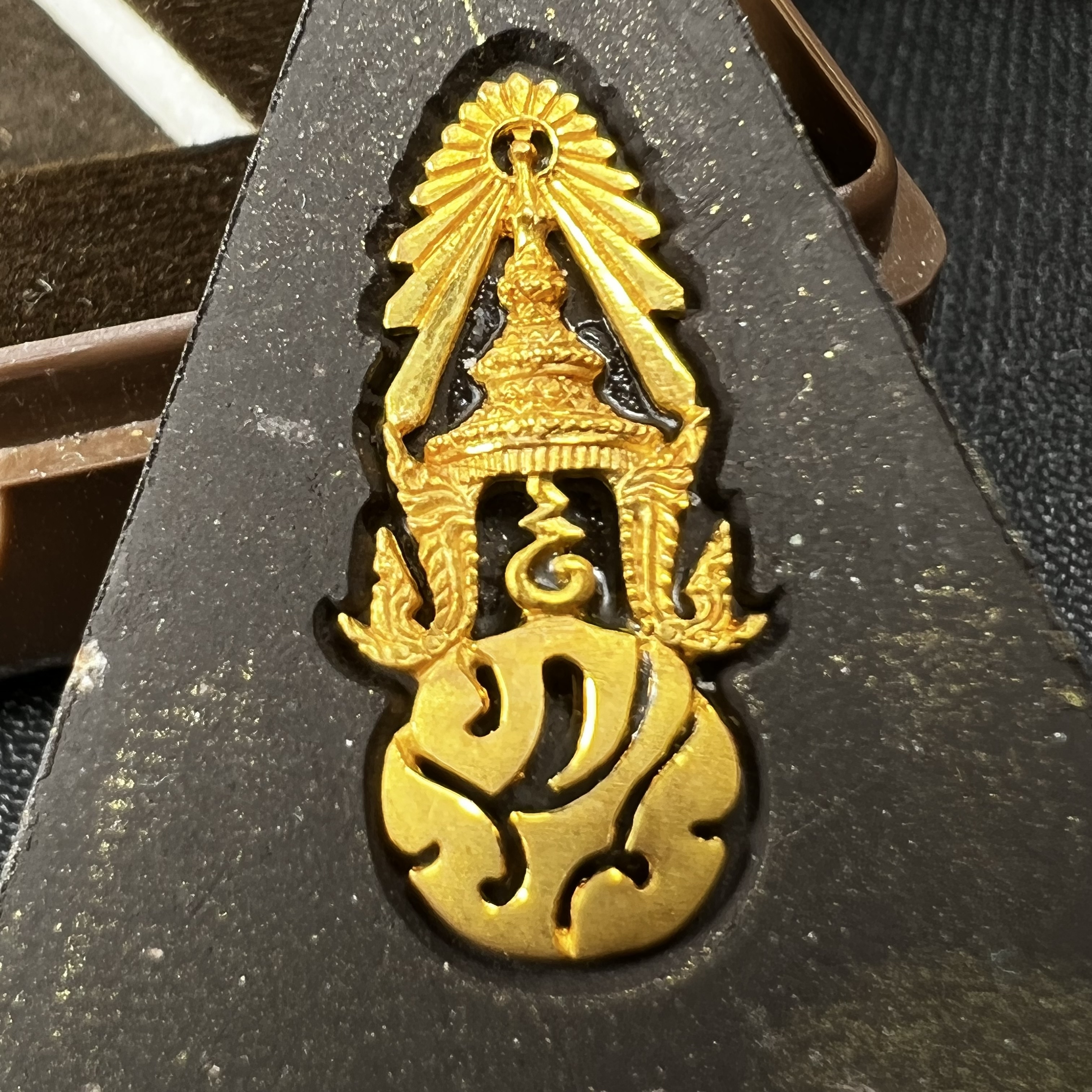 พระพุทธชินราช ภปร. โครงการ "เพราะแผ่นดินนี้ คือ แผ่นดินเกิด" ปี2548(รุ่นแรก) พระผงหลัง ภ.ป.ร. ทองคำ (พระราชทานเส้นพระเจ้า (เส้นผม)และมวลสารจิตรลดา)