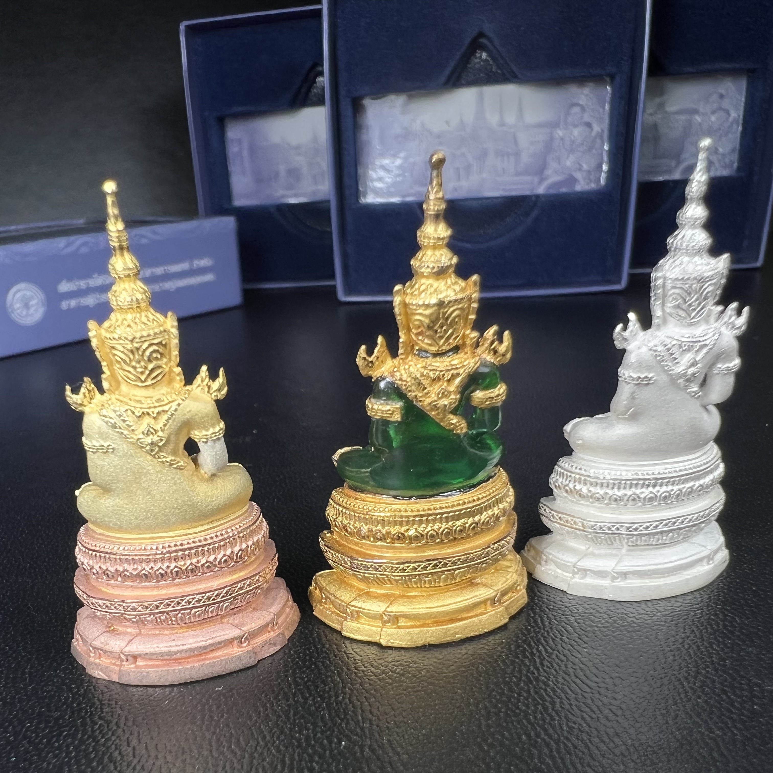 พระแก้วมรกต ภปร. จัดสร้างโดย รพ.ภูมิพลฯ ปี2547 ลอยองค์ขนาดหน้าตัก 1/2 นิ้ว (เนื้อเรซิ่นหุ้มทองคำ99.99%+เนื้อเงิน+เนื้อเงินสามกษัตริย์)(1ชุด 3 องค์)งดงามทรงคุณค่าอีกหนึ่งรุ่นยอดนิยม หายาก