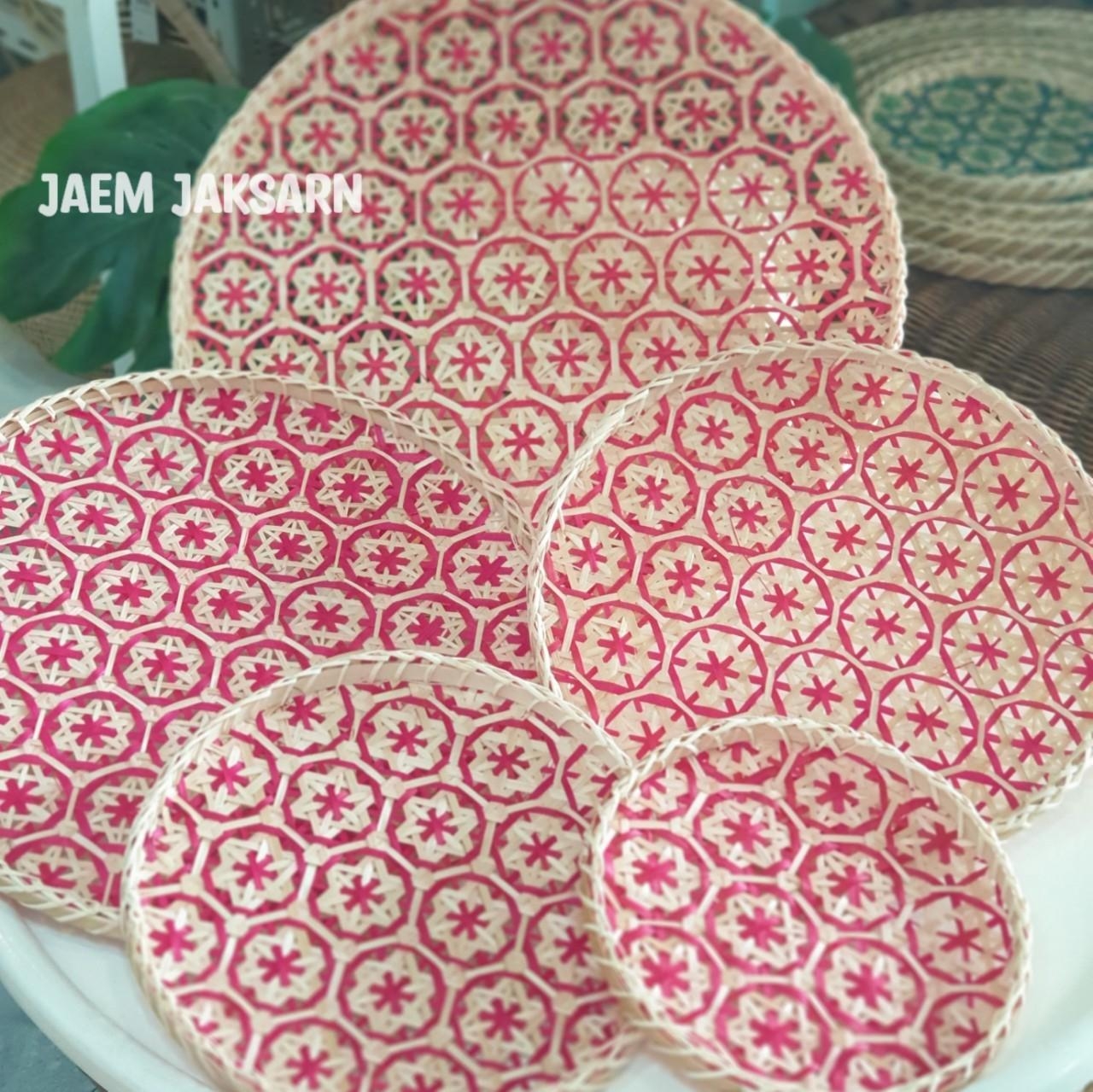 กระด้งไม้ไผ่ ลายพิกุล (สีแดง)