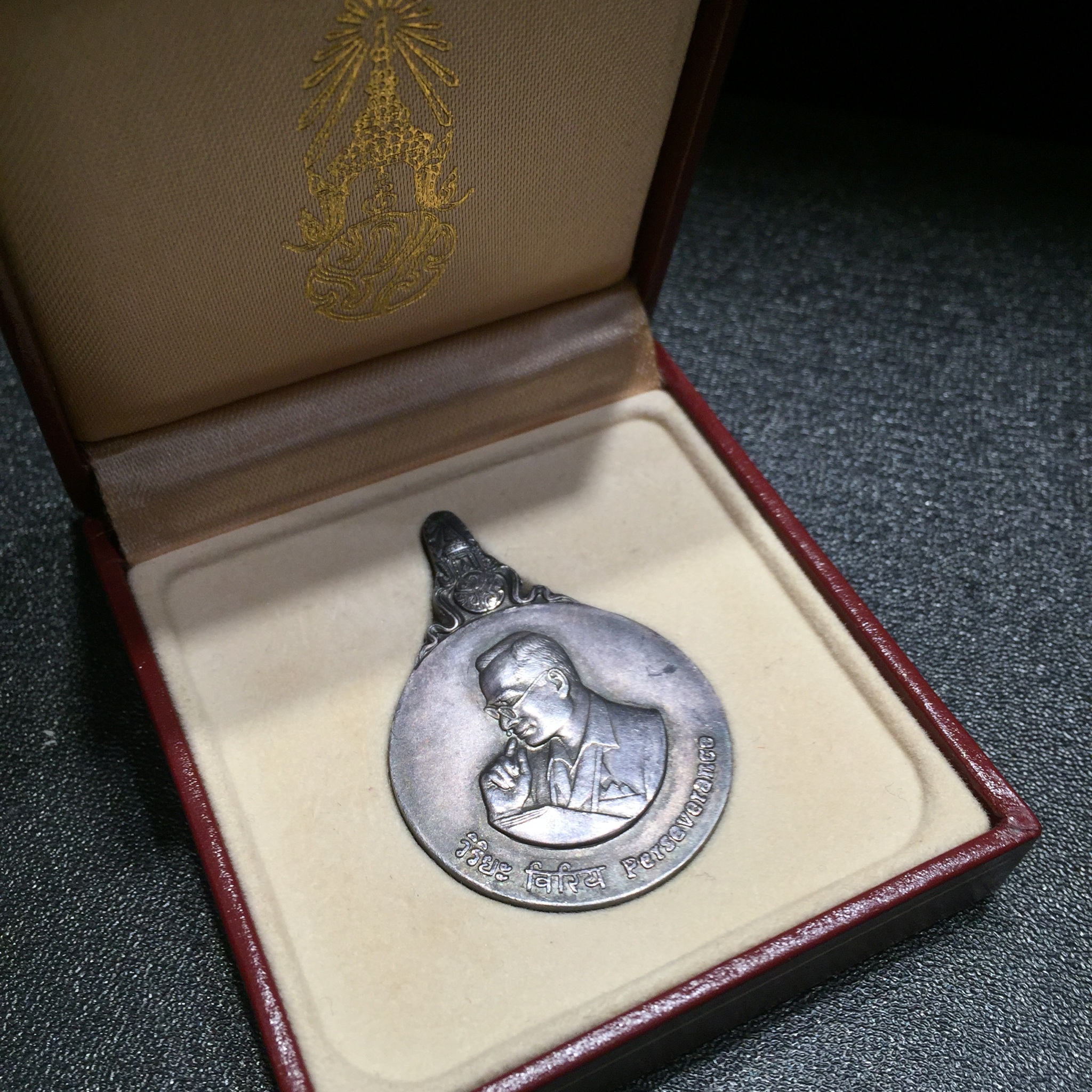 เหรียญพระมหาชนก พิมพ์ใหญ่ เนื้อเงิน ปี2539(รุ่นแรกในหลวงเสด็จเป็นประธานในพิธี) พร้อมหนังสือสภาพสวยครบชุด