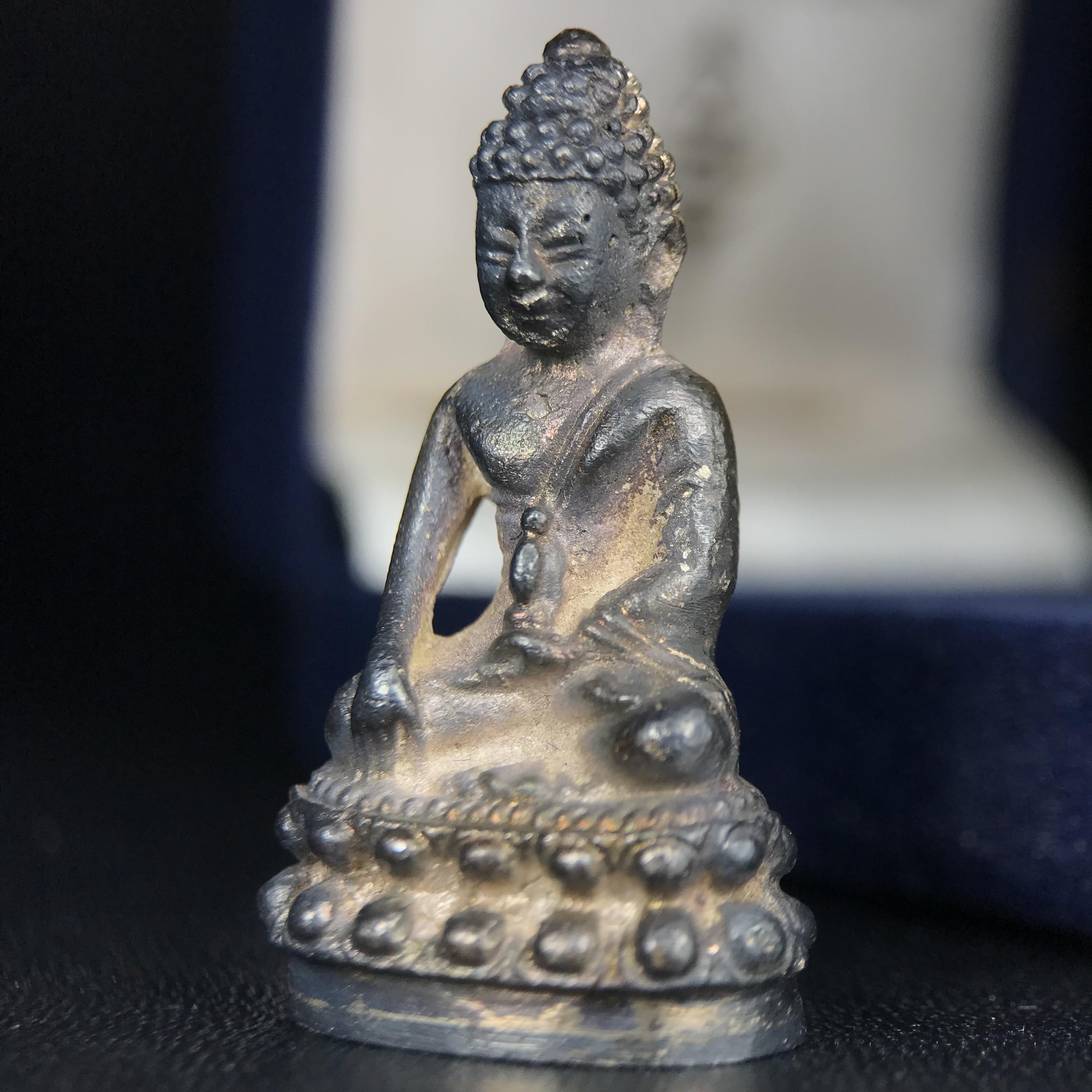 พระกริ่งศาสดา ภปร. วัดบวรนิเวศวิหาร ปี 2532 จัดสร้างในโอกาสสองทศวรรษรามาธิบดี เพื่อศูนย์การแพทย์สิริกิติ์ เนื้อเงิน(ผิวเดิมสวยงาม) (พิธีใหญ่ มวลสารมงคล สวยงามเข้มขลัง)สมเด็จพระญาณสังวร สมเด็จพระสังฆราชฯเสด็จเททอง***ตอกโค๊ตหมายเลข ๑๙๙๔***