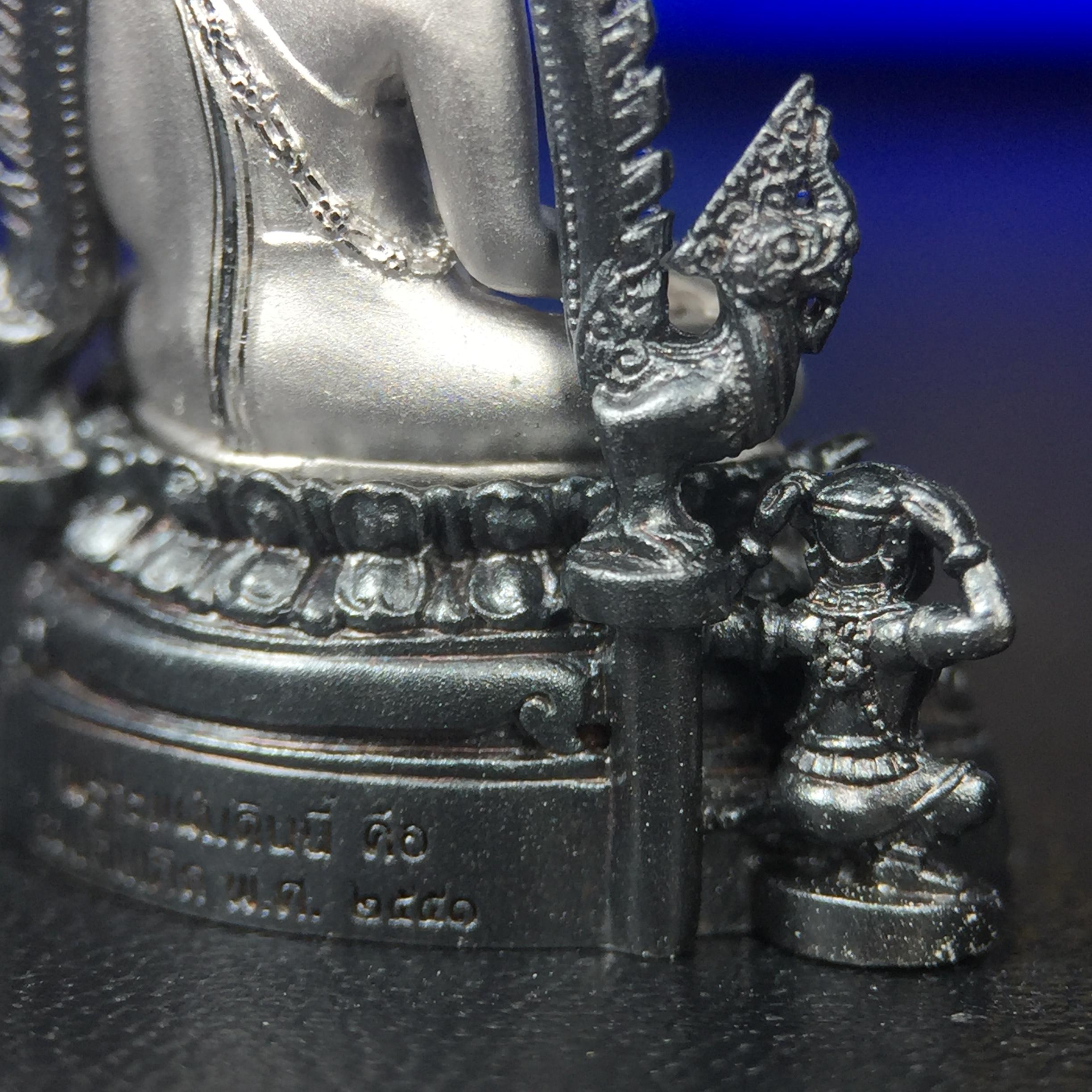 พระพุทธชินราช ภปร. โครงการ เพราะแผ่นดินนี้คือแผ่นดินเกิด เนื้อเงินชุบทองคำขาวซุ้มรมดำ ปี2551 ขนาดหน้าตัก1/2นิ้ว(3.5*2.5 ซม.) (สวยงามหายาก)1ใน 5000 องค์