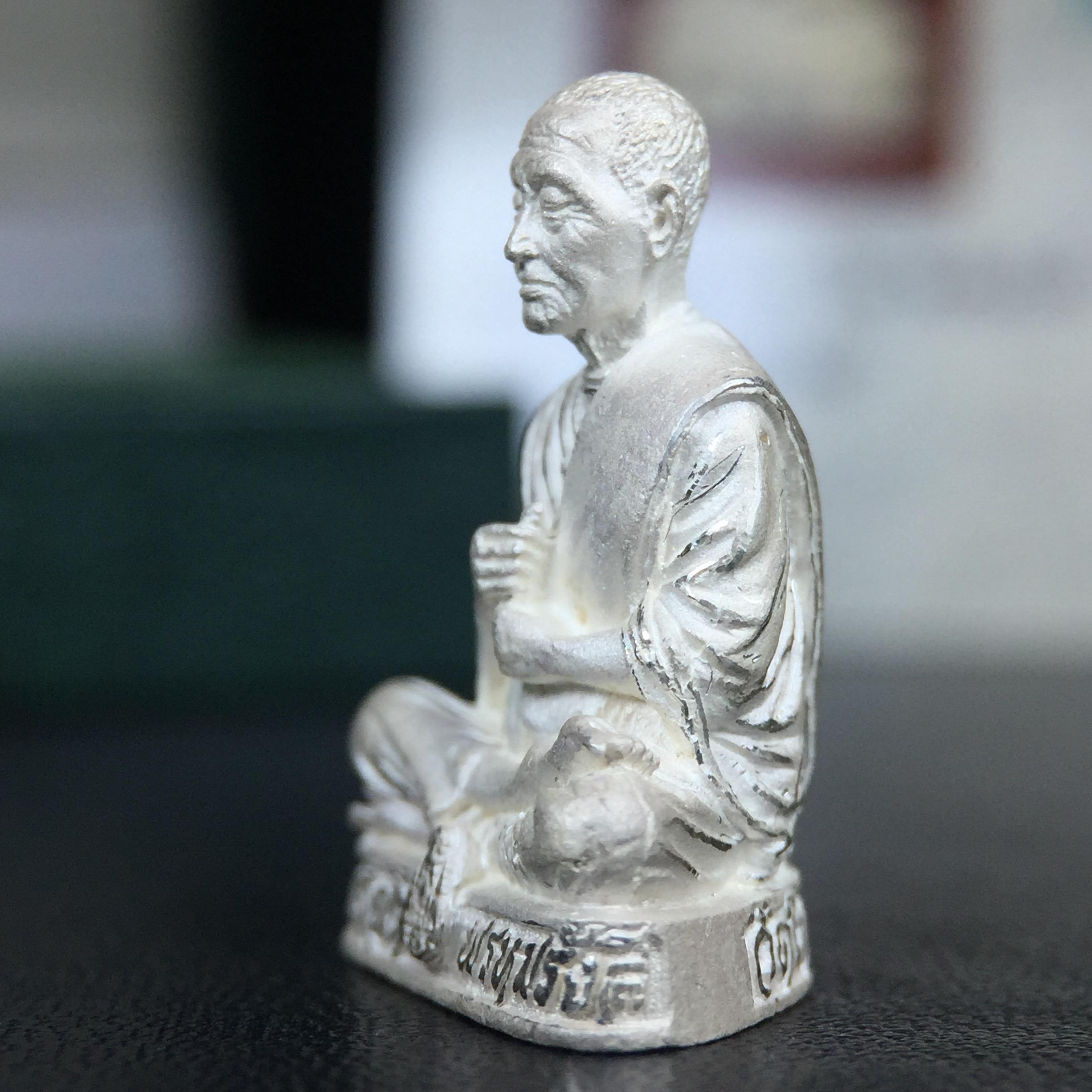 รูปเหมือนสมเด็จพระพุฒาจารย์ (โต พรหมรังสี)วัดใหม่อมตรส บางขุนพรหม ปี2540 รุ่นกาญจนาภิเษก จัดสร้างในวโรกาสที่รัชกาลที่ 9 ทรงครองสิริราชสมบัติ ครบ 50ปี ลอยองค์พิมพ์ใหญ่ เนื้อเงินบริสุทธิ์ 99.9% แบบทรายนวลขัดเงาบางส่วน พร้อมกล่องใบรับรองเดิมครบ