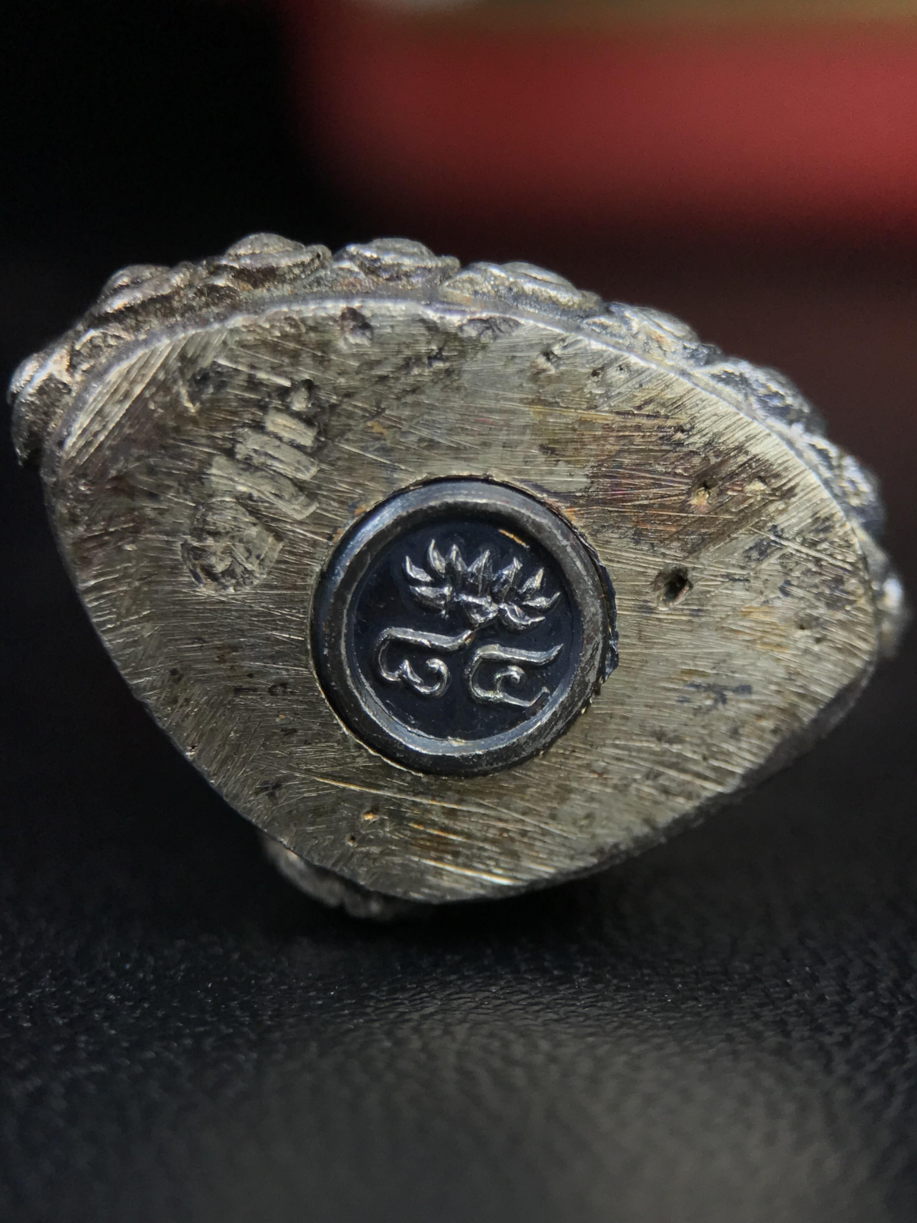 พระกริ่งฉลองพระชนมายุครบ 7 รอบ 84 พรรษา สมเด็จพระสังฆราช(วาสน์) วัดราชบพิธ พ.ศ.2525 เนื้อเงิน ผิวเดิมขึ้นน้ำทองสภาพสวยมาก ในกล่องชุดพิเศษกรรมการ พร้อมพระชัยวัฒน์ เนื้อนวโลหะ ครบชุดสมบูรณ์(งานแกะแม่พิมพ์โดย นายช่างเกษม มงคลเจริญ)(หายาก)